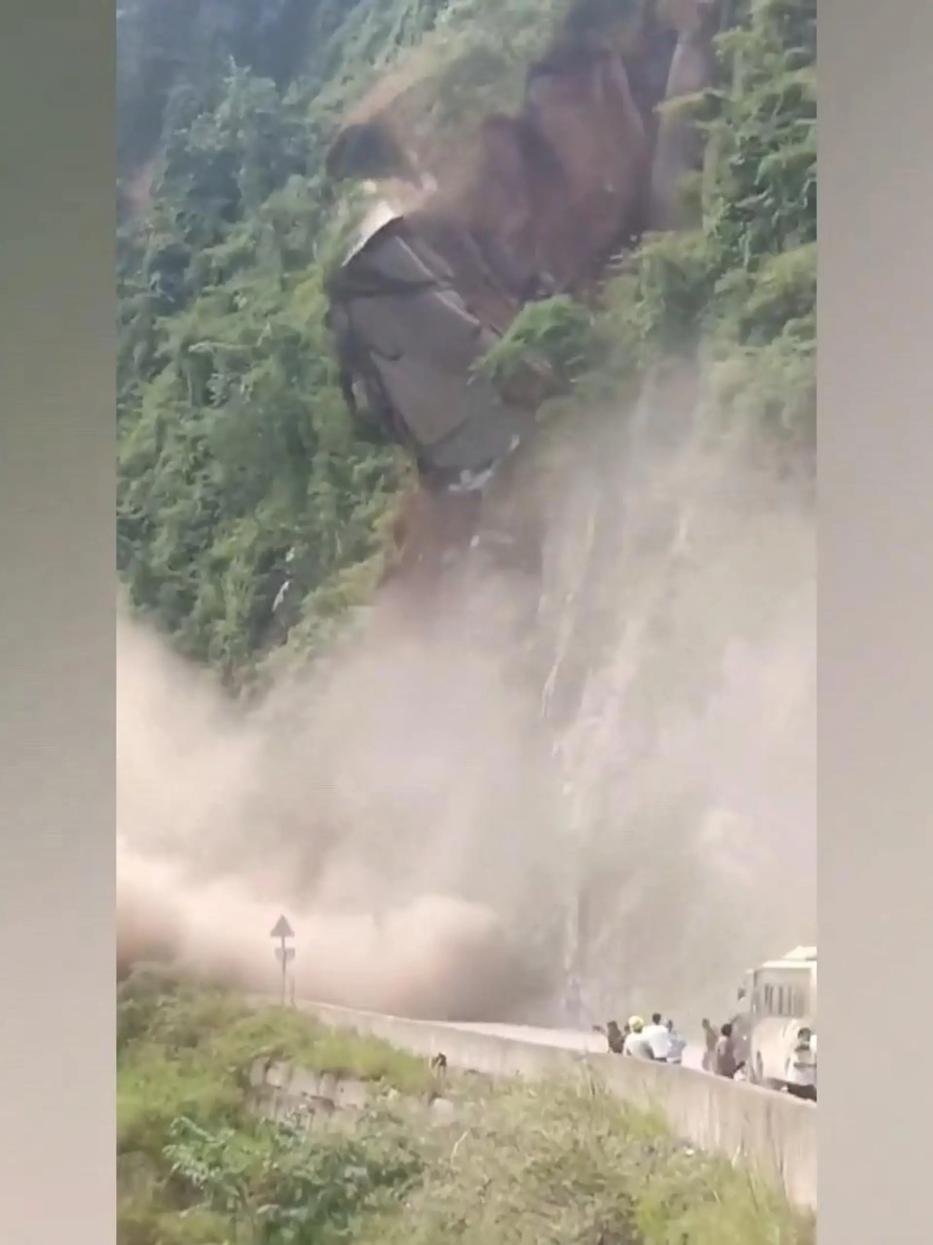 Tausende Häuser wurden beschädigt, Straßen durch Erdrutsche blockiert. Nach dem Erdbeben im chinesischen Sichuan zeigt sich erst langsam das ganze Ausmaß der Schäden. Tausende Helfer suchen nach Opfern. Im Video ist zu sehen, wie abgebrochene Felsbrocken einen ganzen Straßenabschnitt zerstört.