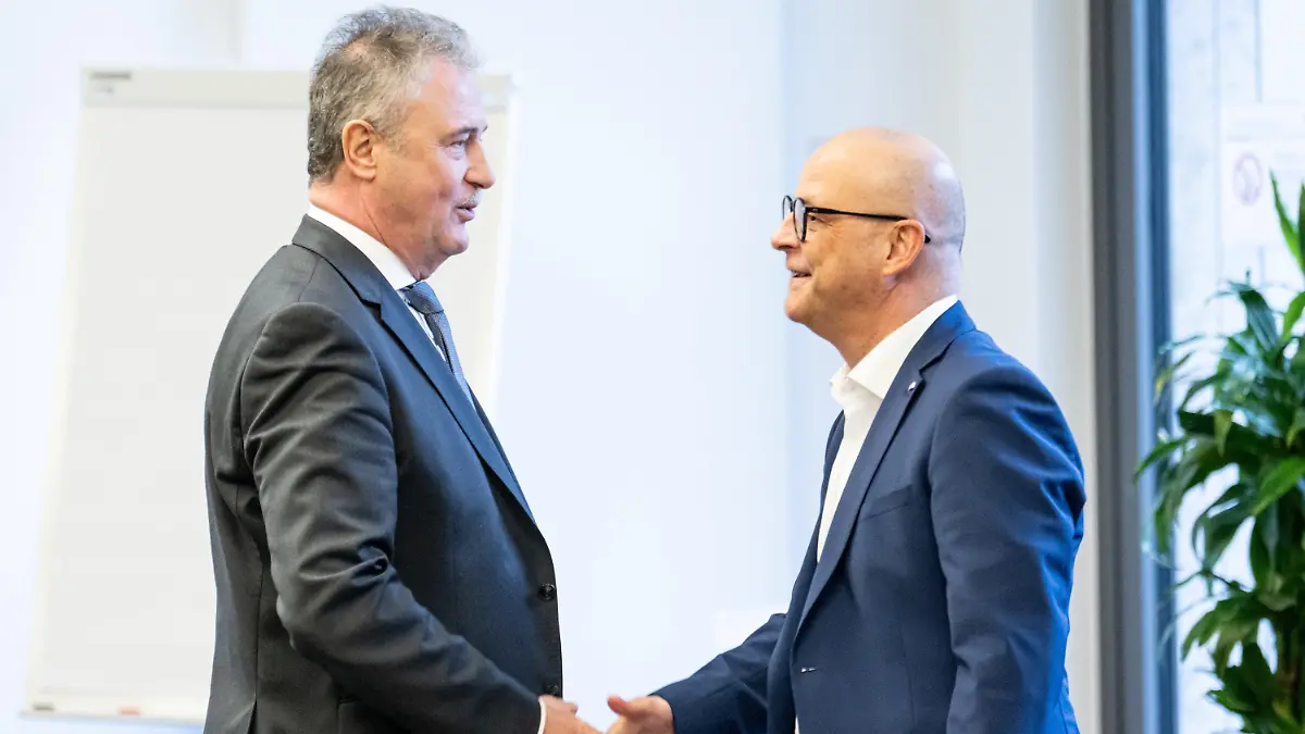 ARCHIV - 09.11.2023, NA, Berlin: Claus Weselsky (l-r), GDL-Chef, und Martin Seiler, DB-Personalvorstand, kommen zum Auftakt der Tarifverhandlungen zwischen der Deutschen Bahn und der GDL. Die Vertreter der Deutschen Bahn und der Gewerkschaft Deutscher Lokomotivführer (GDL) treffen sich heute zum erste Verhandlungstag. (zu dpa: «Deutsche Bahn und GDL verhandeln wieder - Einigung laut DB in Sicht») Foto: Fabian Sommer/dpa +++ dpa-Bildfunk +++