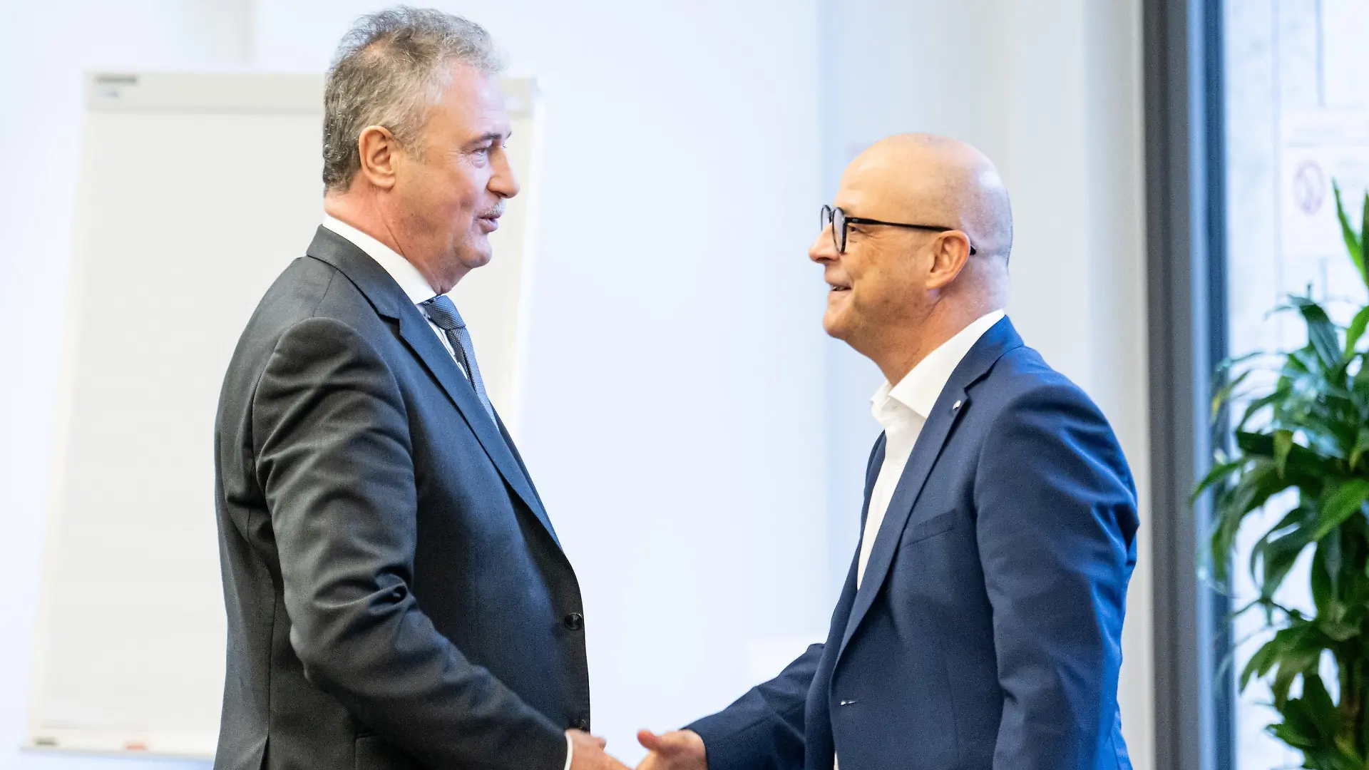ARCHIV - 09.11.2023, NA, Berlin: Claus Weselsky (l-r), GDL-Chef, und Martin Seiler, DB-Personalvorstand, kommen zum Auftakt der Tarifverhandlungen zwischen der Deutschen Bahn und der GDL. Die Vertreter der Deutschen Bahn und der Gewerkschaft Deutscher Lokomotivführer (GDL) treffen sich heute zum erste Verhandlungstag. (zu dpa: «Deutsche Bahn und GDL verhandeln wieder - Einigung laut DB in Sicht») Foto: Fabian Sommer/dpa +++ dpa-Bildfunk +++
