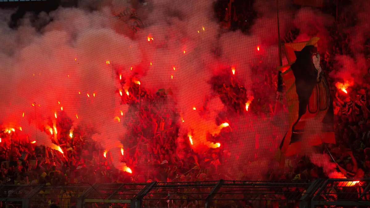 Pyrotechnik im Dortmunder Fanblock, Fussball Champions League, Vorrunde 1.Spieltag, Borussia Dortmund DO - FC Kopenhagen 3:0, am 06.09.2022 in Dortmund/ Deutschland. *** Pyrotechnics in Dortmund fan block, Football Champions League, preliminary round 1 matchday, Borussia Dortmund DO FC Copenhagen 3 0, on 06 09 2022 in Dortmund Germany