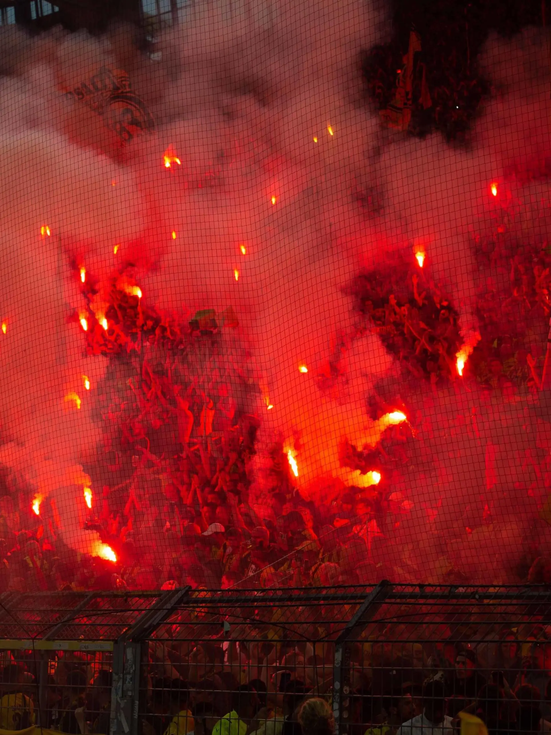 Pyrotechnik im Dortmunder Fanblock, Fussball Champions League, Vorrunde 1.Spieltag, Borussia Dortmund DO - FC Kopenhagen 3:0, am 06.09.2022 in Dortmund/ Deutschland.  *** Pyrotechnics in Dortmund fan block, Football Champions League, preliminary round 1 matchday, Borussia Dortmund DO FC Copenhagen 3 0, on 06 09 2022 in Dortmund Germany  