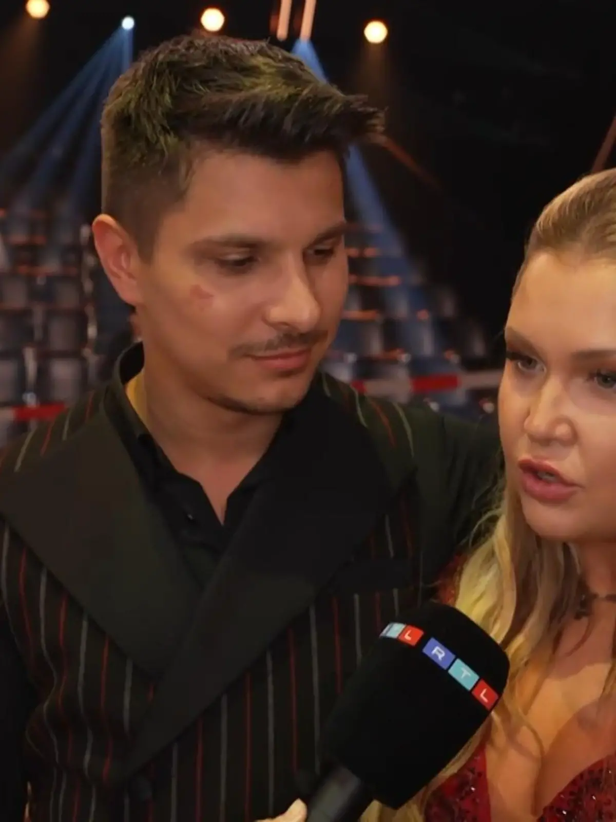 So war das nicht geplant! Sophia Thiel (29) zog bei ihrem „Let’s Dance“-Auftritt alle Blicke auf sich – besser gesagt auf ihre Hände. Denn die waren im Vergleich zum Rest ihres Körpers überraschend dunkel. Wie das passieren konnte und was ihr Tanzpartner Alexandru Ionel (29) dazu sagt, seht ihr im Video.