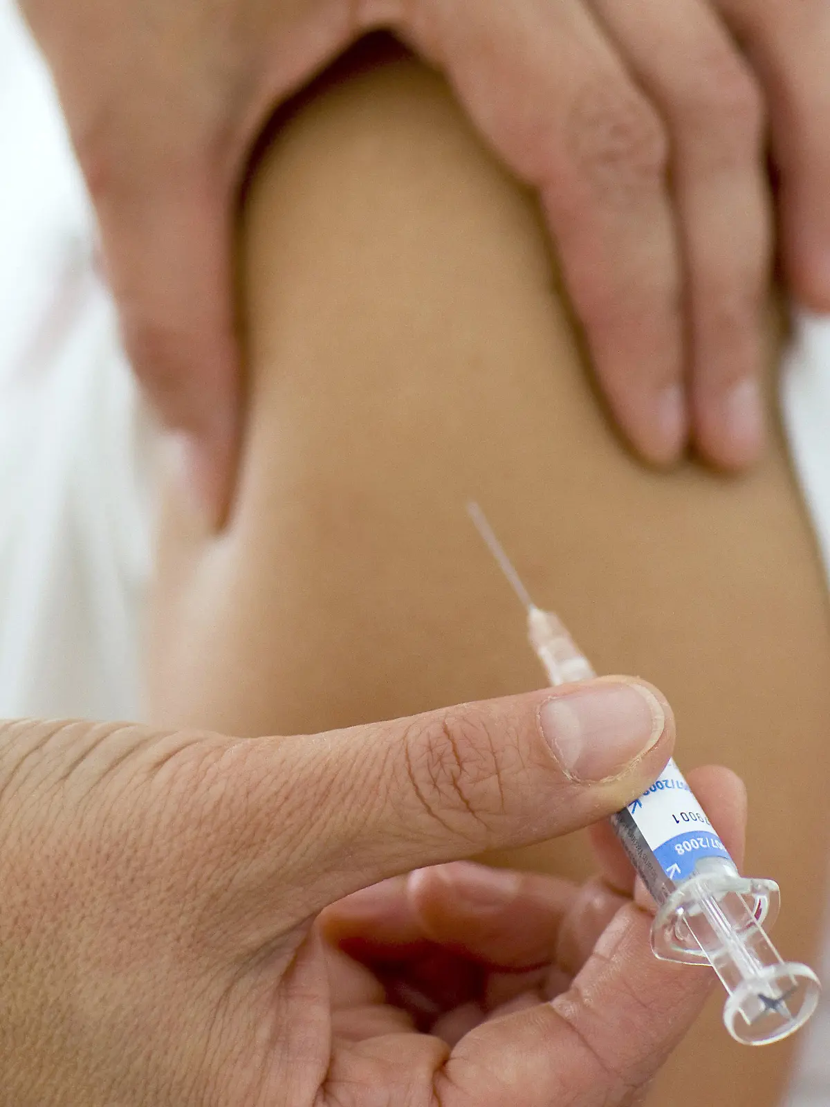 ARCHIV - 17.07.2008, Brandenburg, Frankfurt_(oder): Eine Impfung gegen krebsauslösende Humane Papillomviren (HPV). Die Weltgesundheitsorganisation (WHO) sagt der einzigen Krebsart den Kampf an, die sich mit einer Impfung in vielen Fällen verhindern lässt.     (zu dpa «HPV-Impfquoten in Sachsen-Anhalt weiter angestiegen») Foto: Patrick Pleul/dpa-Zentralbild/dpa +++ dpa-Bildfunk +++