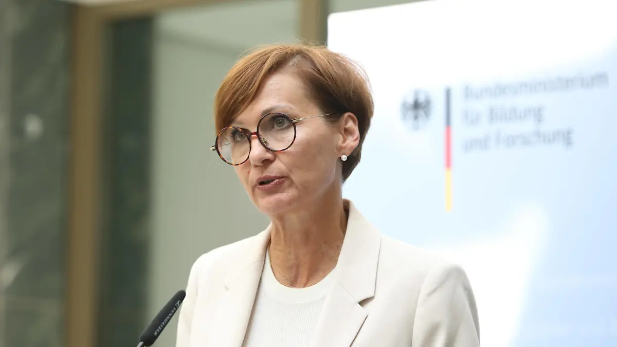 News Themen der Woche KW34 News Bilder des Tages Berlin, Deutschland, 23.08.2023: Bettina Stark-Watzinger, Bundesministerin für Bildung und Forschung, im Bundesministerium für Bildung und Forschung zur Vorstellung eines KI-Aktionsplans *** Berlin, Germany, 23 08 2023 Bettina Stark Watzinger, Federal Minister of Education and Research, at the Federal Ministry of Education and Research to present an AI action plan. Copyright: xdtsxNachrichtenagenturx dts_21199