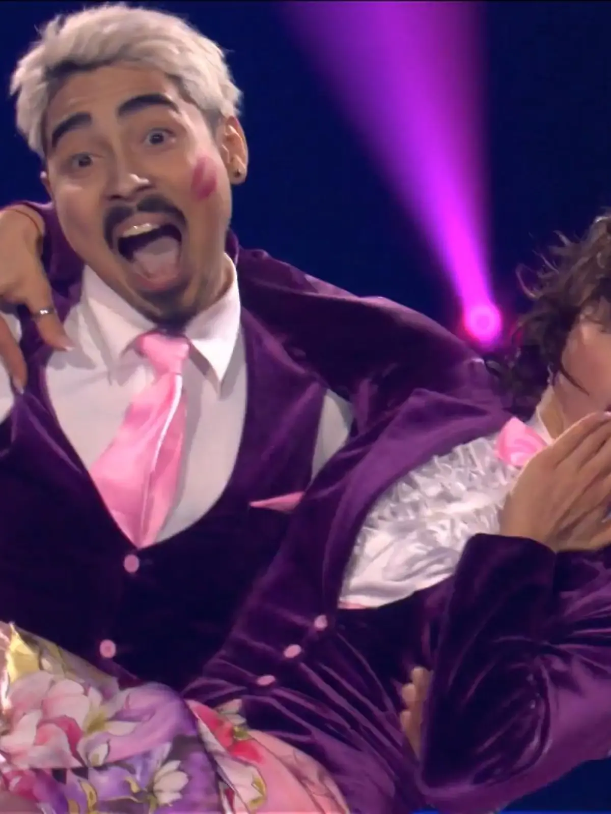 Der Comedian bringt die Jury zum Strahlen! Tony Bauer (28) hat in der dritten Liveshow von Let’s Dance als Erster die volle Punktzahl bekommen. Doch nicht nur sein tänzerisches Können hat die Jury überzeugt. Was Motsi Mabuse und Joachim Llambi an ihm besonders schätzen, seht ihr im Video.