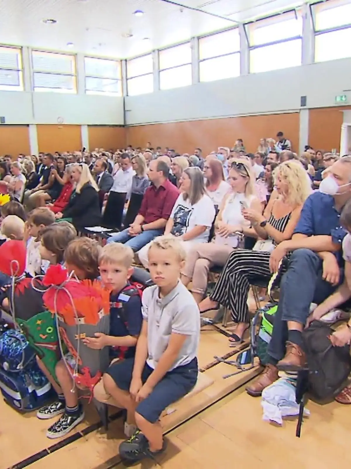 Aufgeregte Eltern, staunende Kinder und viele bunte Schultüten – es ist Einschulung in Hessen! Auch in Erlenbach wurden heute 55 Erstklässler eingeschult. Mitten unter ihnen: Hessens Ministerpräsident Boris Rhein. Wie die Kinder ihren ersten Schultag erlebt haben und welche Erinnerungen dieser Tag beim hessischen Ministerpräsidenten ausgelöst haben - im Video!