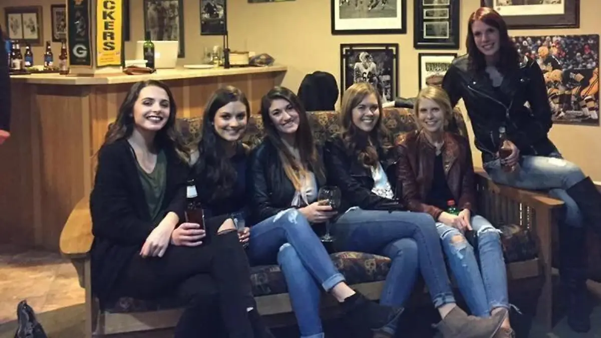 Sechs Frauen sitzen auf einem Sofa
