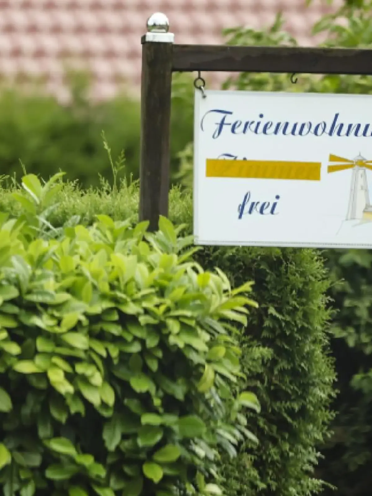Ein Schild mit der Aufschrift «Ferienwohnung frei» steht vor einem Haus. Bei vielen Gästen sitzt das Geld nicht mehr so locker wie noch im Vorjahr - doch auf den Tourismus in Schleswig-Holstein hat das bislang kaum Auswirkungen. (zu dpa "Keine Urlaub