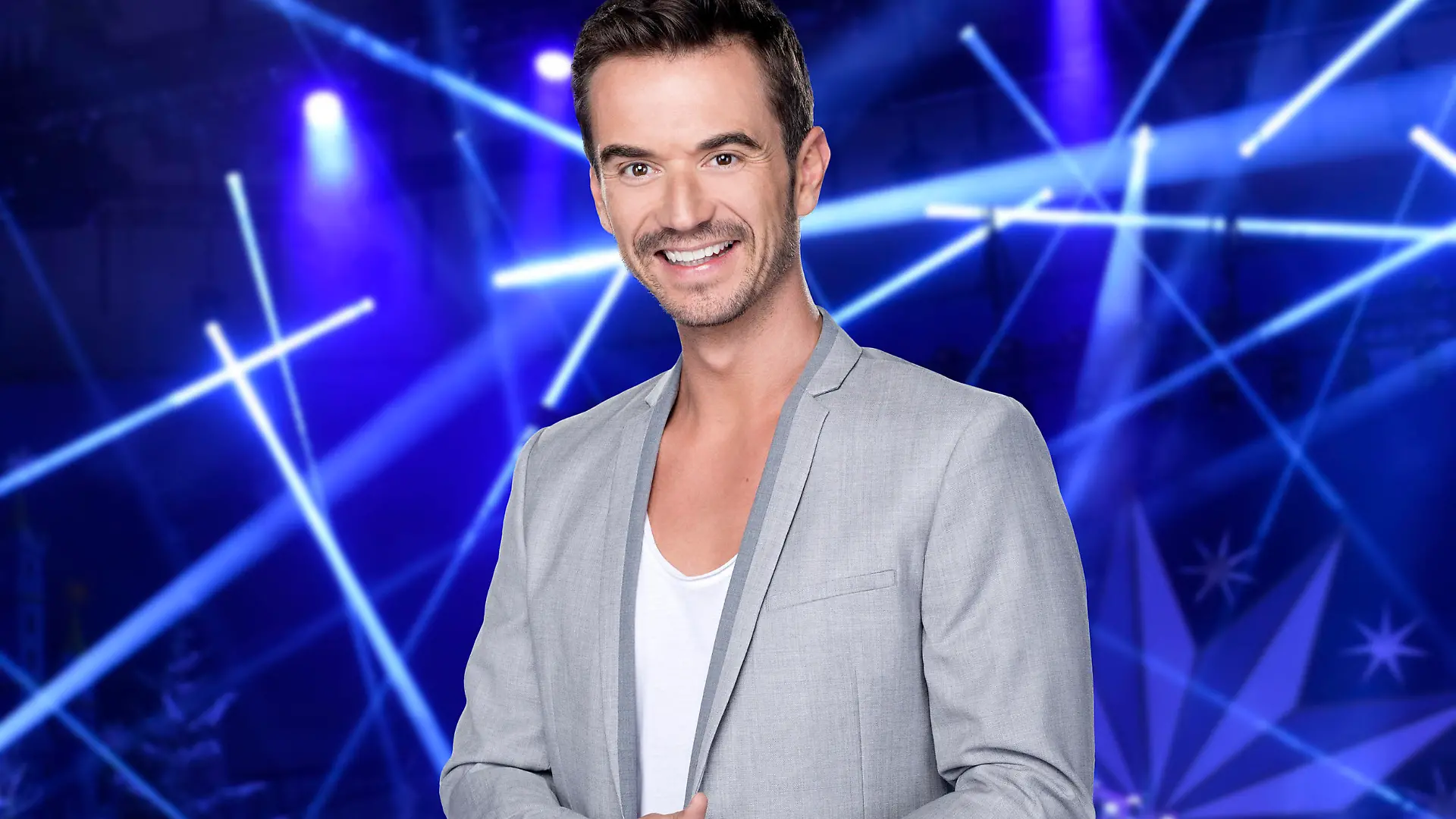 ARD/MDR DIE GROSSE SCHLAGERÜBERRASCHUNG FÜR FLORIAN SILBEREISEN!, am Samstag (16.03.24) um 20:15 Uhr im ERSTEN.
Florian Silbereisen
© MDR/ARD/Thorsten Jander, honorarfrei - Verwendung gemäß der AGB im engen inhaltlichen, redaktionellen Zusammenhang mit genannter MDR-Sendung bei Nennung "Bild: MDR/ARD/Thorsten Jander" (S2+). MDR/HA Kommunikation, 04360 Leipzig, Tel: (0341) 300 6477 oder - 6463