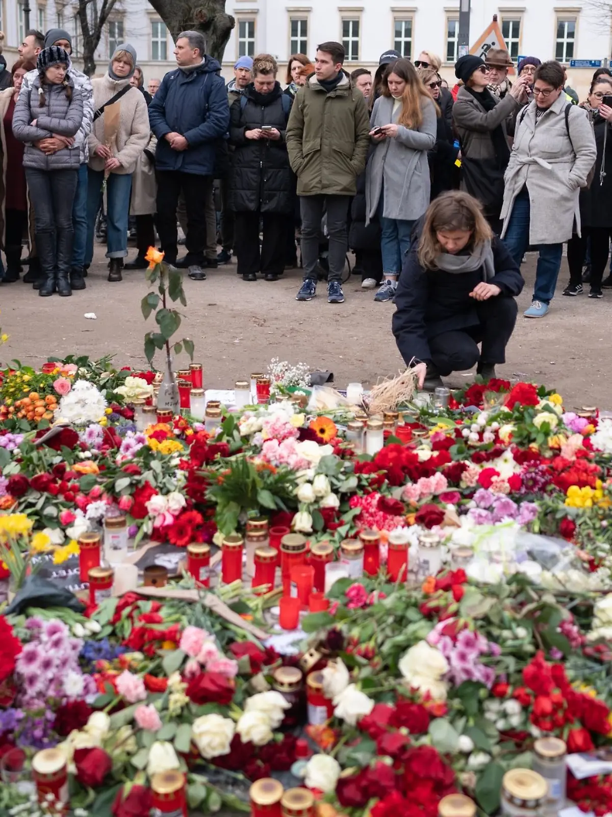 Menschen stehen nach dem Tod des Regimekritikers Alexej Nawalny vor der russischen Botschaft in Berlin-Mitte.