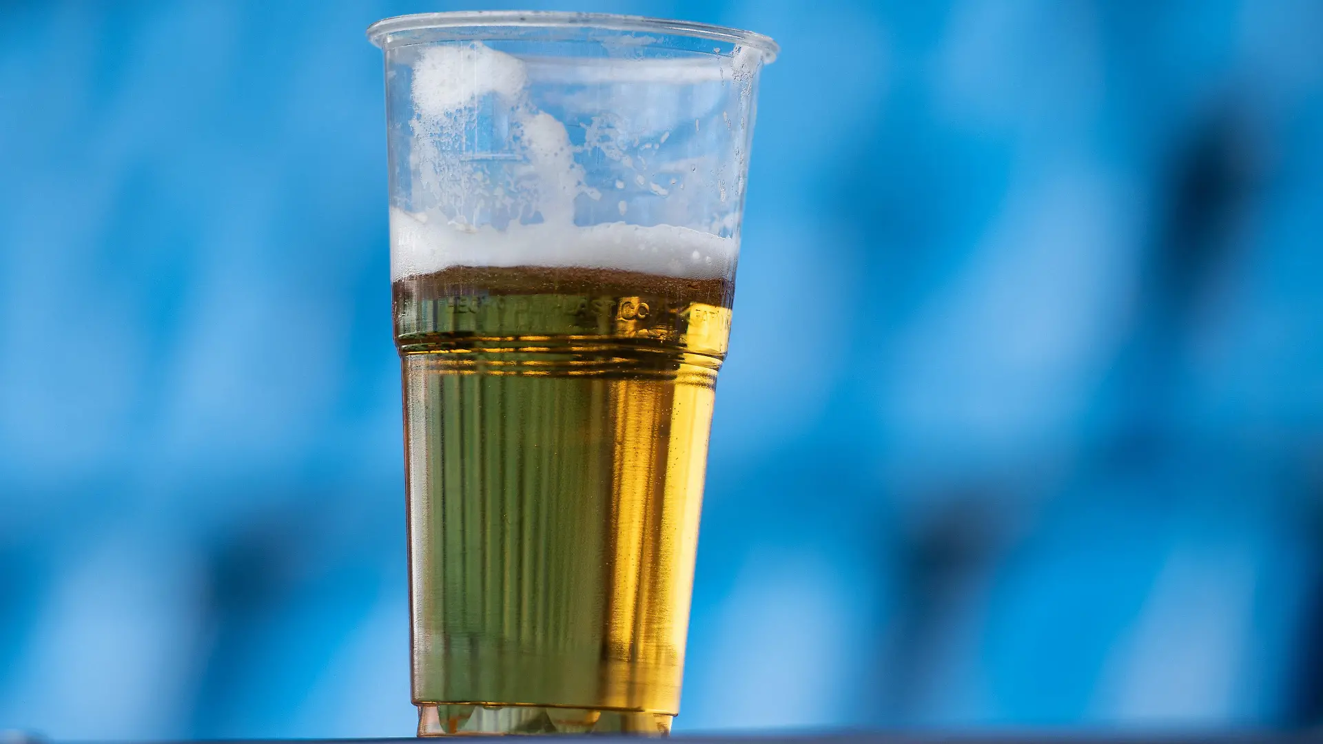 ARCHIV - 10.04.2022, Nordrhein-Westfalen, Bochum: Ein Fan hat seinen Becher mit Bier im Ruhrstadion abgestellt. (Illustration zu dpa «Bericht: Katar legt Bier-Politik fest - kein Ausschank im Stadion») Foto: Bernd Thissen/dpa +++ dpa-Bildfunk +++