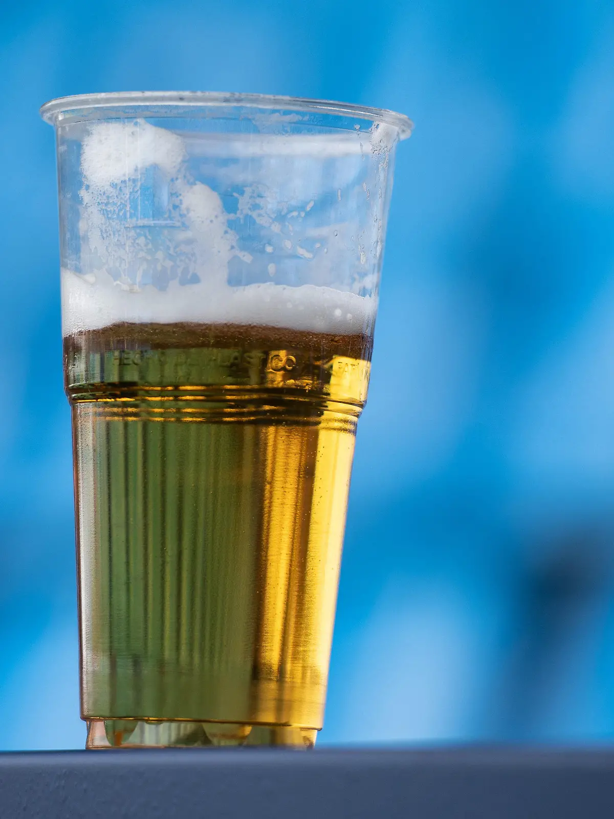 ARCHIV - 10.04.2022, Nordrhein-Westfalen, Bochum: Ein Fan hat seinen Becher mit Bier im Ruhrstadion abgestellt. (Illustration zu dpa «Bericht: Katar legt Bier-Politik fest - kein Ausschank im Stadion») Foto: Bernd Thissen/dpa +++ dpa-Bildfunk +++