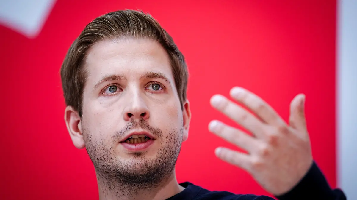 ARCHIV - 04.07.2022, Berlin: Kevin Kühnert, SPD-Generalsekretär, gibt eine Pressekonferenz nach den Gremiensitzungen seiner Partei. Kühnert hat das Wirtschaftsministerium aufgefordert, rechtlich auszuschließen, dass wirtschaftlich gesunde Unternehmen von der staatlichen Gasumlage profitieren. (zu dpa «Kühnert: Gasumlage nicht an kerngesunde Unternehmen auszahlen») Foto: Kay Nietfeld/dpa +++ dpa-Bildfunk +++