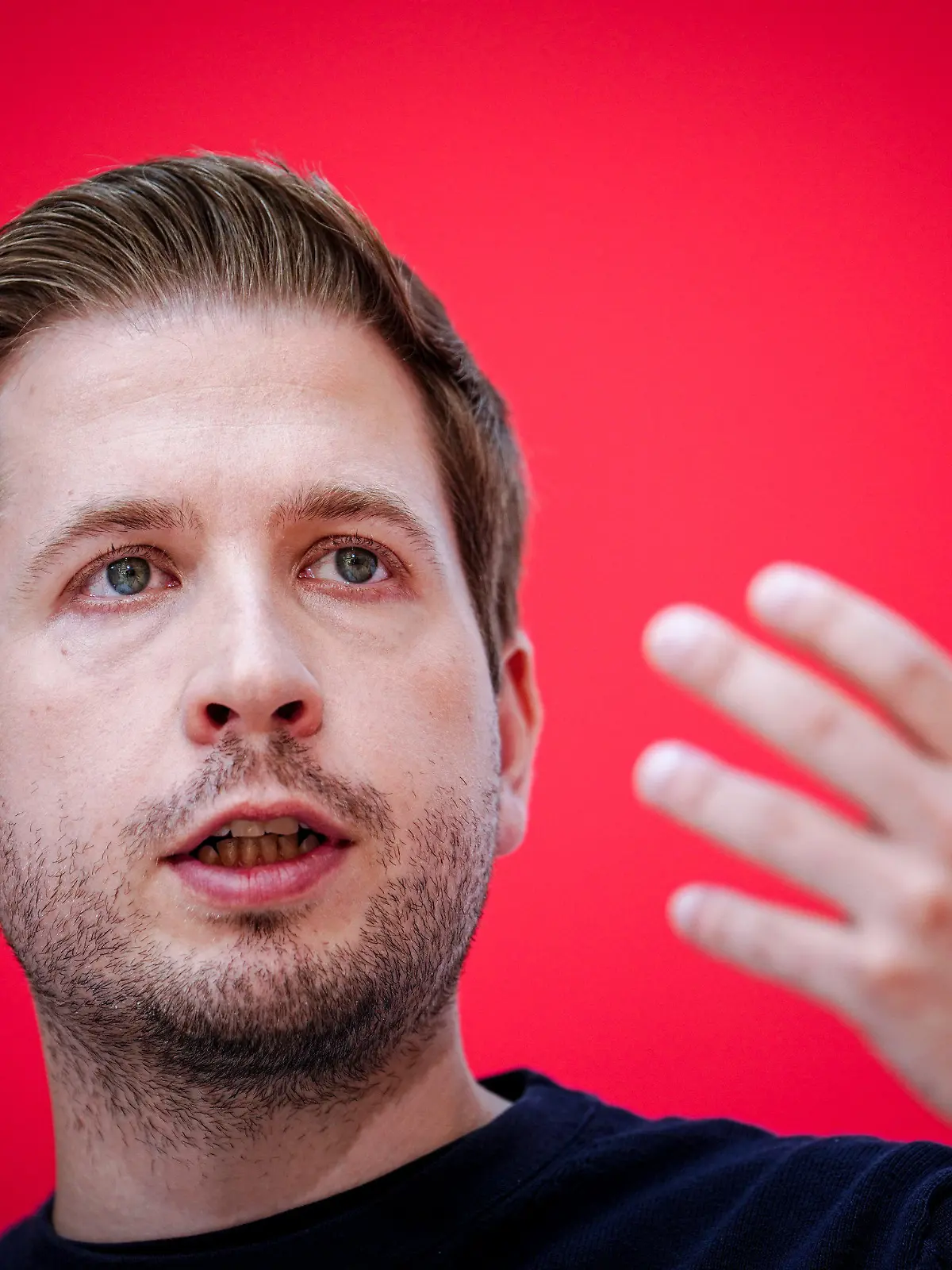 ARCHIV - 04.07.2022, Berlin: Kevin Kühnert, SPD-Generalsekretär, gibt eine Pressekonferenz nach den Gremiensitzungen seiner Partei. Kühnert hat das Wirtschaftsministerium aufgefordert, rechtlich auszuschließen, dass wirtschaftlich gesunde Unternehmen von der staatlichen Gasumlage profitieren. (zu dpa «Kühnert: Gasumlage nicht an kerngesunde Unternehmen auszahlen») Foto: Kay Nietfeld/dpa +++ dpa-Bildfunk +++