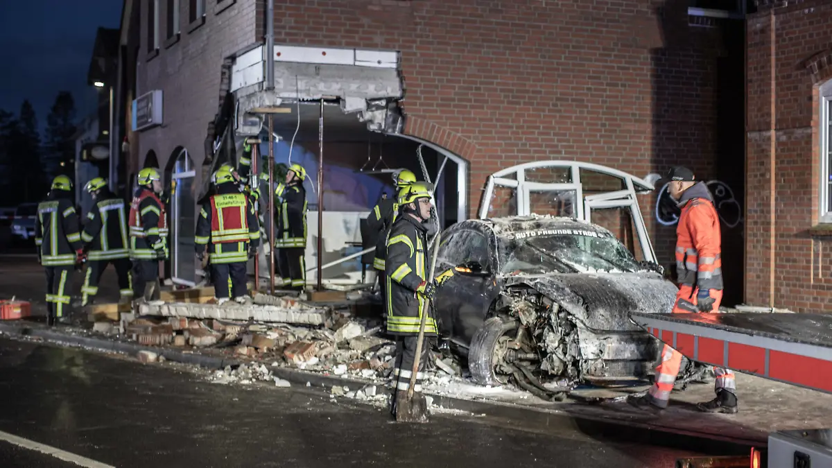 Stade Am frühen Sonntagmorgen des 17. März 2024 führte vermutlich deutlich überhöhte Geschwindigkeit zu einem schweren Verkehrsunfall in Drochtersen an der Elbe. Ein jugendlicher Fahrer, der laut Aussagen von Zeugen zuvor auf einem Feuerwehrball war, verlor in einer überschaubaren Kurve die Kontrolle über sein Fahrzeug. Der VW kam von der Straße ab, überfuhr den Kantstein, hob ab und prallte gegen die Fassade eines Wohn- und Geschäftsgebäudes. Zeugen zufolge trafen Rettungskräfte ein und versorgten den Mann, der wie durch ein Wunder nur leichte Verletzungen erlitten hatte. Ein Rettungswagen brachte ihn zur weiteren Untersuchung ins Krankenhaus. Die Einsatzkräfte der örtlichen Freiwilligen Feuerwehr mussten das schwer besc Copyright: xBlaulicht-News.dex