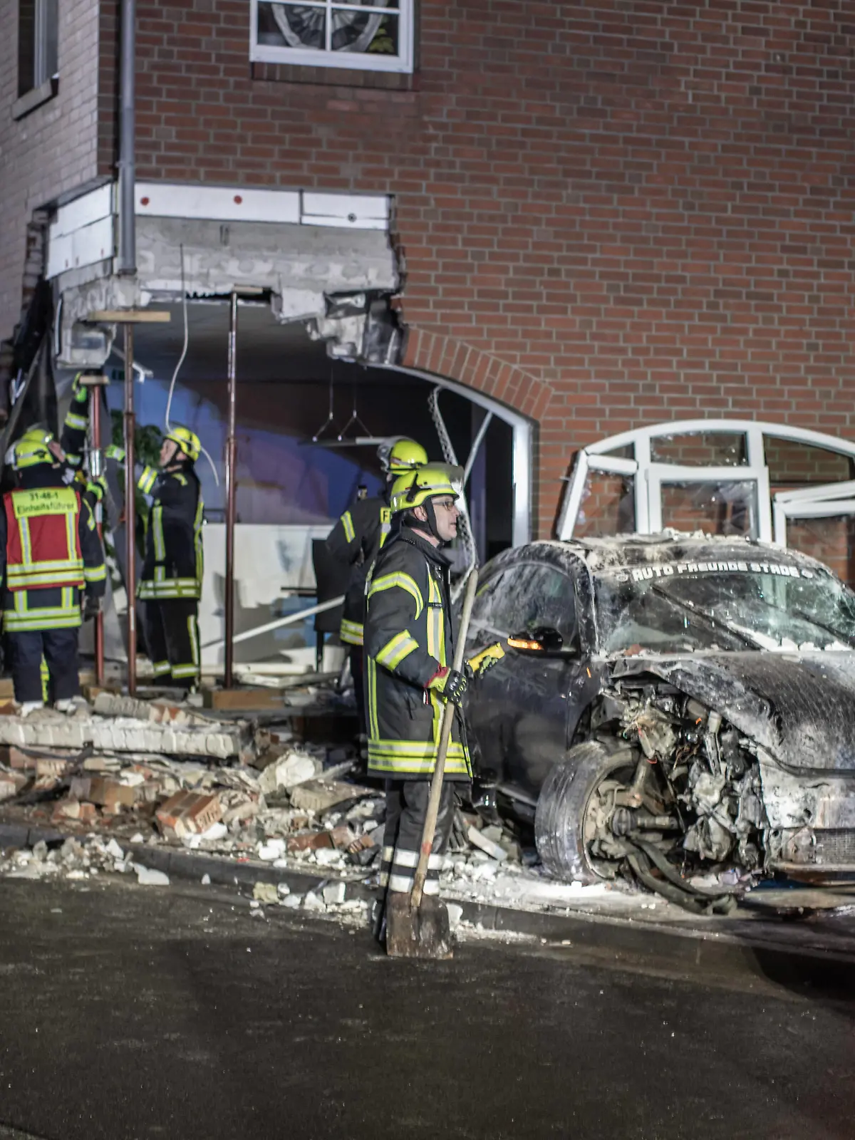Stade Am frühen Sonntagmorgen des 17. März 2024 führte vermutlich deutlich überhöhte Geschwindigkeit zu einem schweren Verkehrsunfall in Drochtersen an der Elbe. Ein jugendlicher Fahrer, der laut Aussagen von Zeugen zuvor auf einem Feuerwehrball war, verlor in einer überschaubaren Kurve die Kontrolle über sein Fahrzeug. Der VW kam von der Straße ab, überfuhr den Kantstein, hob ab und prallte gegen die Fassade eines Wohn- und Geschäftsgebäudes. Zeugen zufolge trafen Rettungskräfte ein und versorgten den Mann, der wie durch ein Wunder nur leichte Verletzungen erlitten hatte. Ein Rettungswagen brachte ihn zur weiteren Untersuchung ins Krankenhaus. Die Einsatzkräfte der örtlichen Freiwilligen Feuerwehr mussten das schwer besc Copyright: xBlaulicht-News.dex