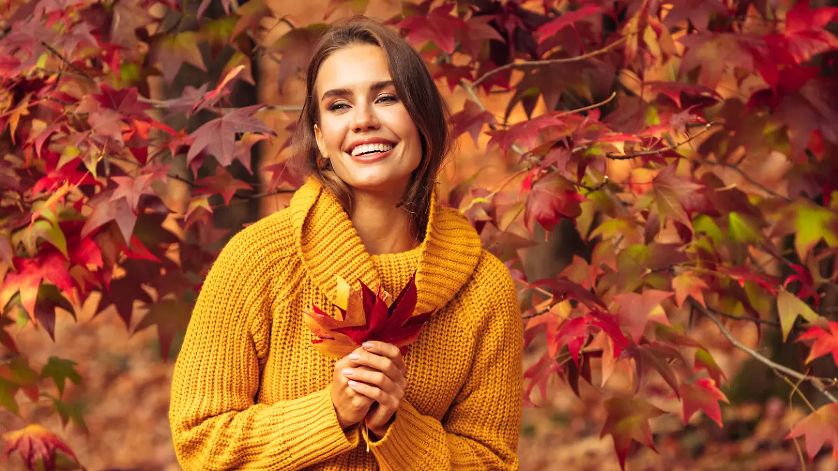 Autumn photo of a beautiful girl
