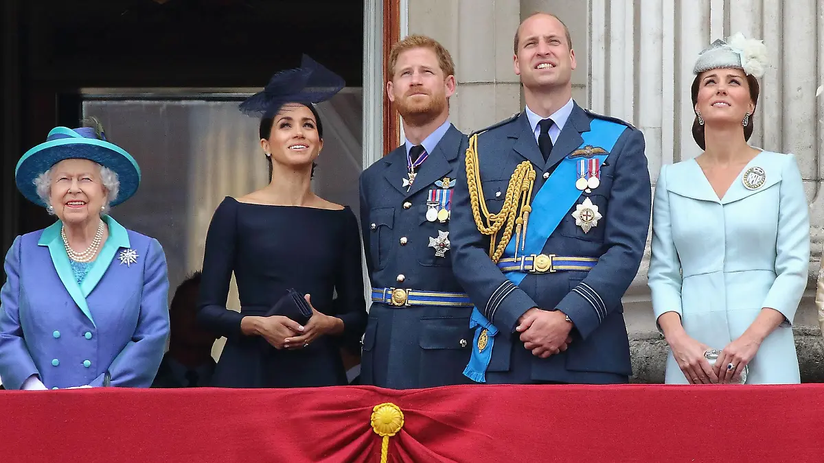 Queen Elizabeth II, Prinz Harry, Duke of Sussex und seine Ehefrau Meghan, Duchess of Sussex und Prinz William, Duke of Cambridge und seine Ehefrau Catherine, Duchess of Cambridge bei der Feier zum 100. Geburtstag der Royal Air Force am 10.07.2018 am Buckingham Palace in London 100th Anniversary of the Royal Air Force at Buckingham Palace in London, 2018 *** Queen Elizabeth II Prince Harry Duke of Sussex and his wife Meghan Duchess of Sussex and Prince William Duke of Cambridge and his wife Catherine Duchess of Cambridge at the 100th anniversary of the Royal Air Force on 10th 07 2018 at Buckingham Palace in London 100th Anniversary of The Royal Air Force at Buckingham Palace in London 2018 PUBLICATIONxINxGERxSUIxAUTxONLY