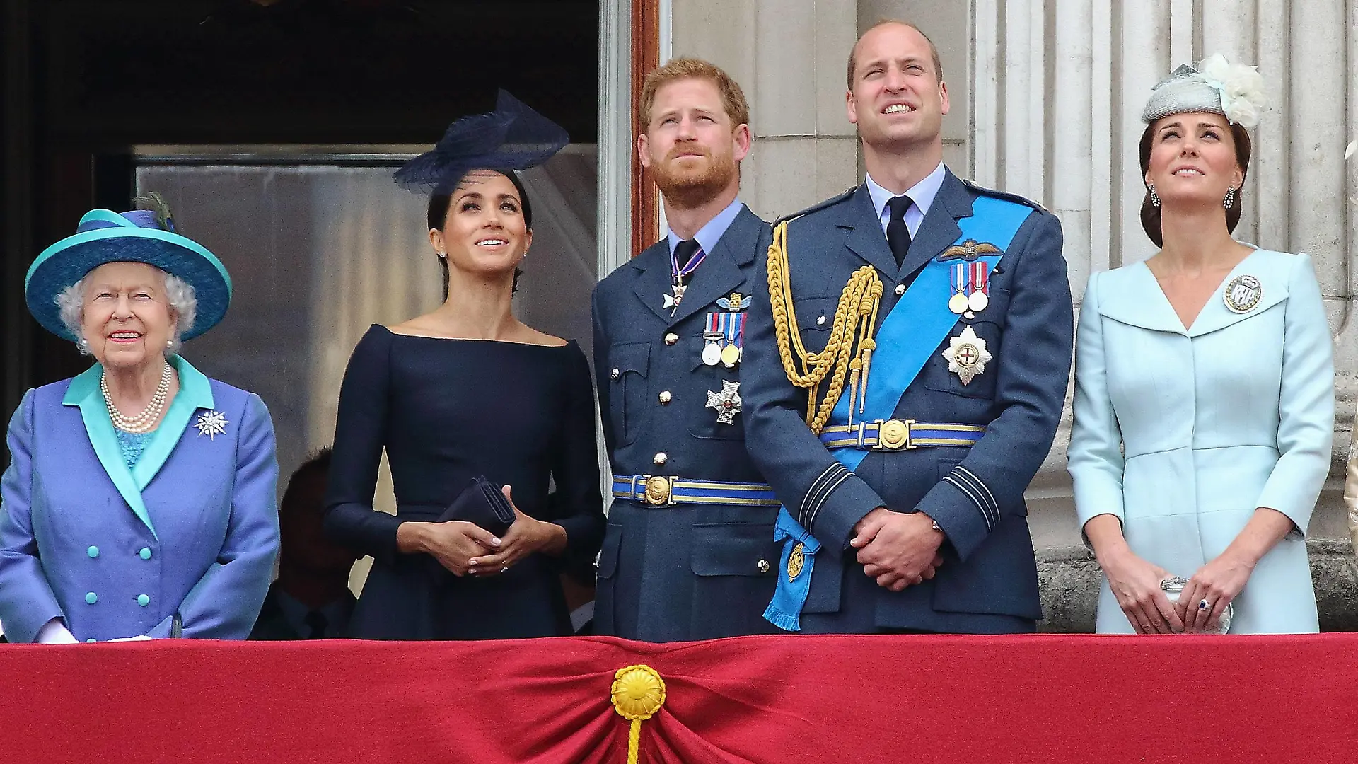 Queen Elizabeth II, Prinz Harry, Duke of Sussex und seine Ehefrau Meghan, Duchess of Sussex und Prinz William, Duke of Cambridge und seine Ehefrau Catherine, Duchess of Cambridge bei der Feier zum 100. Geburtstag der Royal Air Force am 10.07.2018 am Buckingham Palace in London 100th Anniversary of the Royal Air Force at Buckingham Palace in London, 2018 *** Queen Elizabeth II Prince Harry Duke of Sussex and his wife Meghan Duchess of Sussex and Prince William Duke of Cambridge and his wife Catherine Duchess of Cambridge at the 100th anniversary of the Royal Air Force on 10th 07 2018 at Buckingham Palace in London 100th Anniversary of The Royal Air Force at Buckingham Palace in London 2018 PUBLICATIONxINxGERxSUIxAUTxONLY  