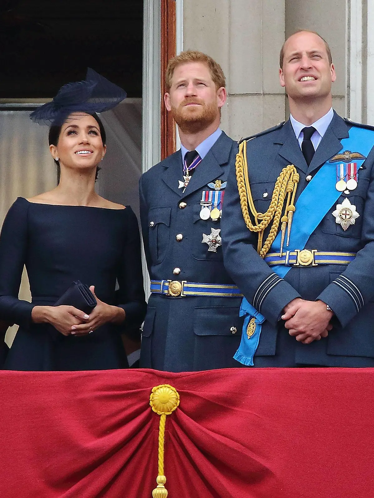Queen Elizabeth II, Prinz Harry, Duke of Sussex und seine Ehefrau Meghan, Duchess of Sussex und Prinz William, Duke of Cambridge und seine Ehefrau Catherine, Duchess of Cambridge bei der Feier zum 100. Geburtstag der Royal Air Force am 10.07.2018 am Buckingham Palace in London 100th Anniversary of the Royal Air Force at Buckingham Palace in London, 2018 *** Queen Elizabeth II Prince Harry Duke of Sussex and his wife Meghan Duchess of Sussex and Prince William Duke of Cambridge and his wife Catherine Duchess of Cambridge at the 100th anniversary of the Royal Air Force on 10th 07 2018 at Buckingham Palace in London 100th Anniversary of The Royal Air Force at Buckingham Palace in London 2018 PUBLICATIONxINxGERxSUIxAUTxONLY  