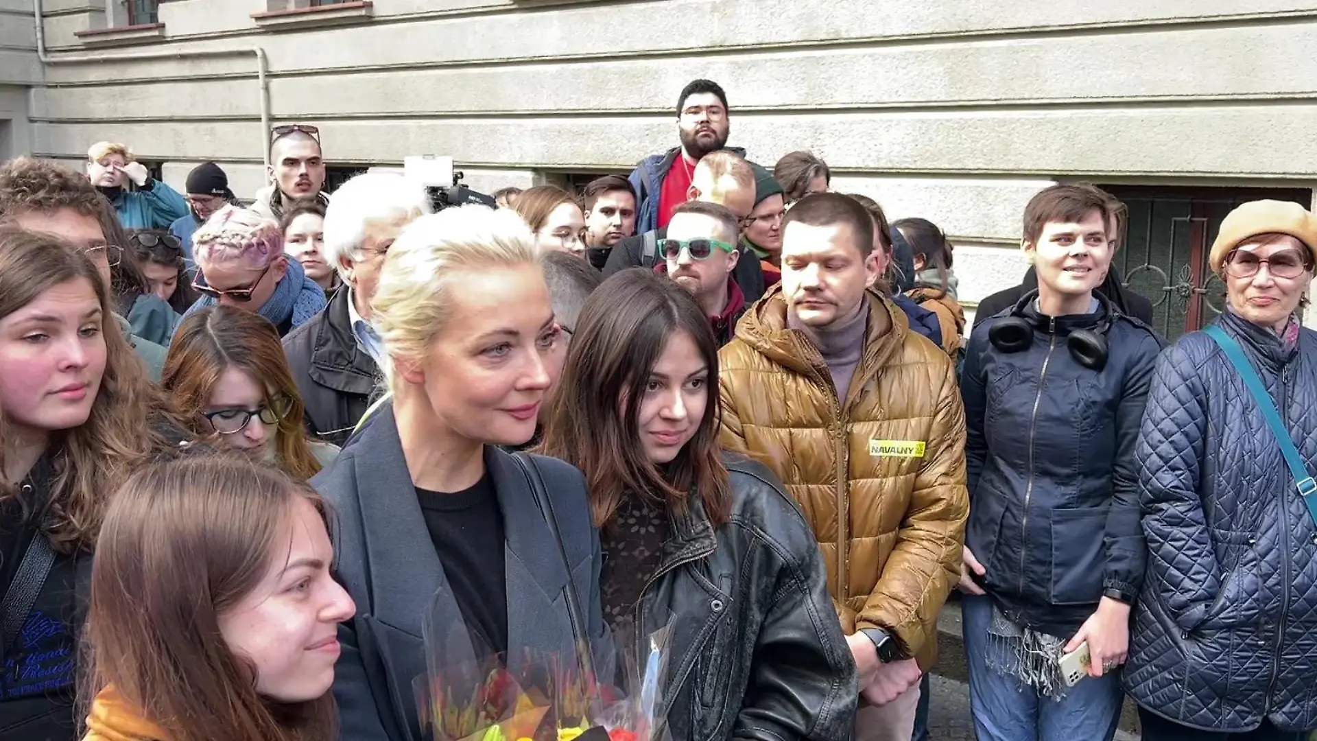 Julia Nawalnaja, Witwe des ermordeten Putin-Gegners Alexej Nawalny, macht in Berlin mit einigen Menschen Fotos.