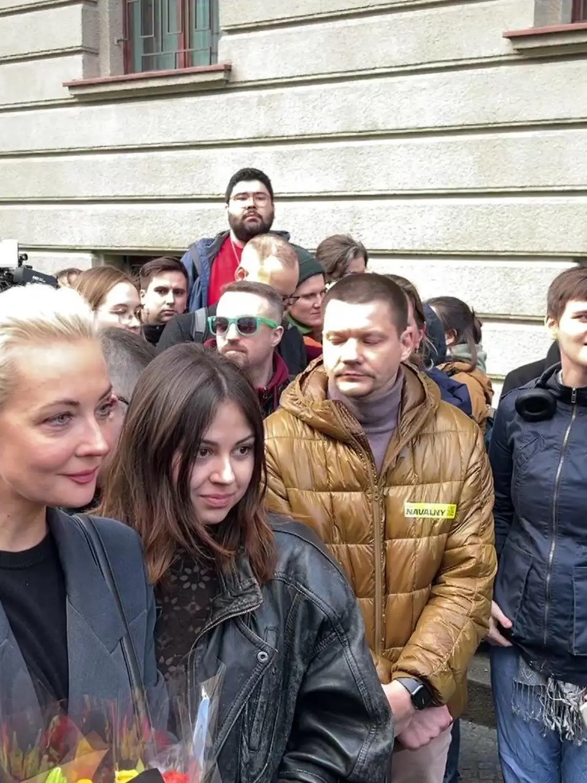 Julia Nawalnaja, Witwe des ermordeten Putin-Gegners Alexej Nawalny, macht in Berlin mit einigen Menschen Fotos.