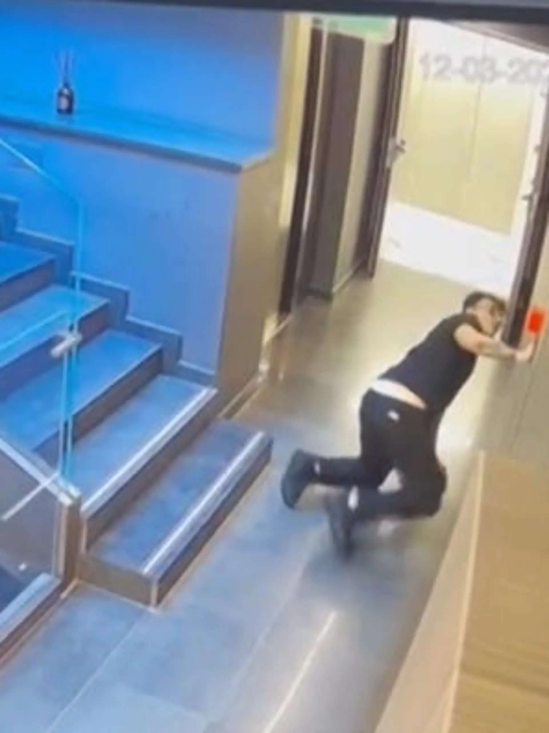 Im italienischen Neapel fällt dieser Mann eine Treppe hinunter. Reflexartig versucht er sich an der Wand abzustützen und trifft dabei ausgerechnet den Feueralarm! 
Die tollpatschige Aktion seht Ihr im Video.