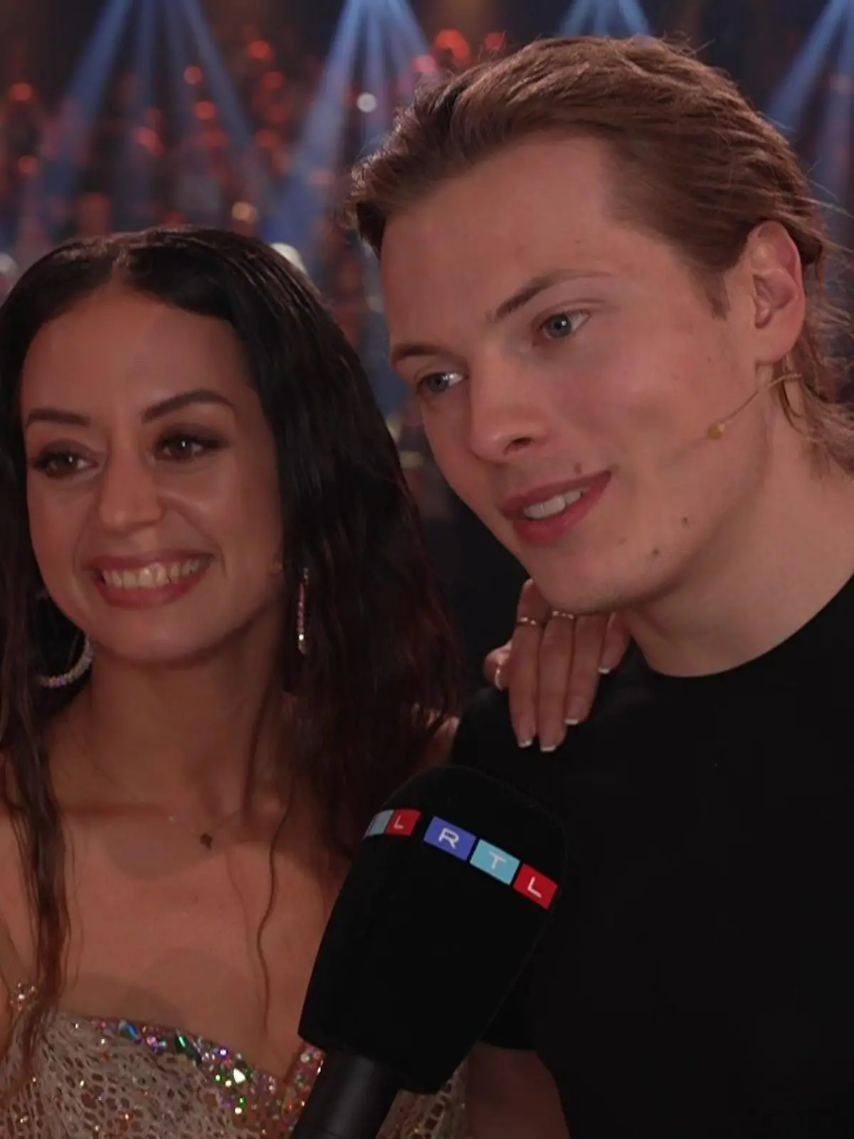 Malika Dzumaev und Gabriel Kelly begeistern in Show 3 mit ihrer heißen Rumba.