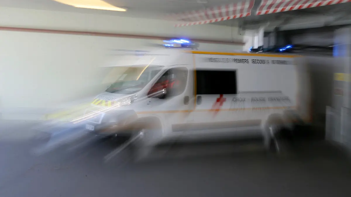 ARCHIV - 05.04.2020, Frankreich, Rennes: Ein Krankenwagen fährt ab, nachdem er einen mit dem Coronavirus infizierten Patienten aus Paris abgesetzt hat. Weil ein Krankenwagen mit einem verletzten Kind an Bord aus Sicht eines Autofahrers im südfranzösischen Nizza zu langsam unterwegs war, hat der Mann den Rettungswagenfahrer kurzerhand geschlagen (zu dpa: «Krankenwagen fährt langsam - Mann in Nizza schlägt Fahrer») Foto: David Vincent/AP/dpa +++ dpa-Bildfunk +++