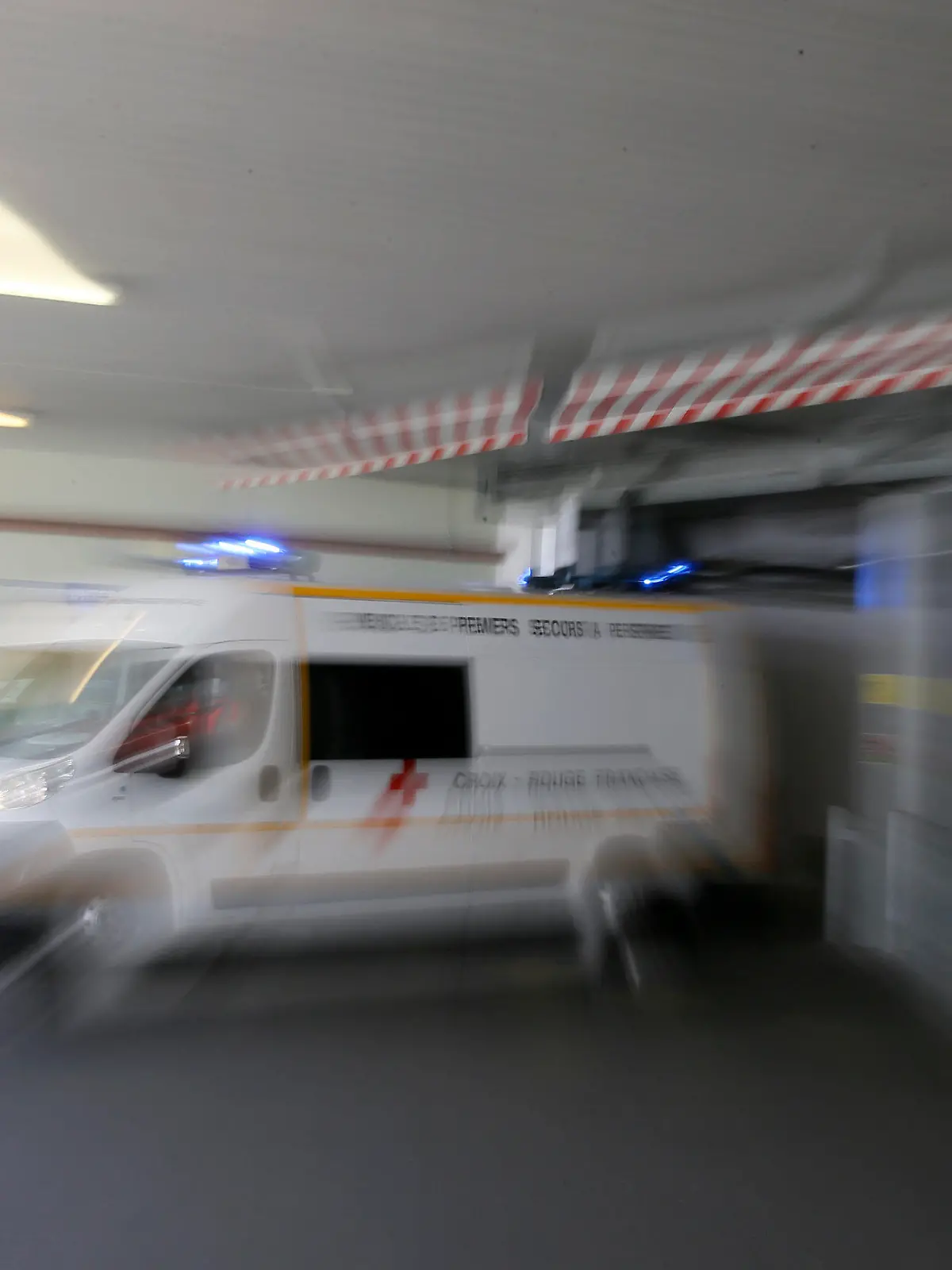 ARCHIV - 05.04.2020, Frankreich, Rennes: Ein Krankenwagen fährt ab, nachdem er einen mit dem Coronavirus infizierten Patienten aus Paris abgesetzt hat. Weil ein Krankenwagen mit einem verletzten Kind an Bord aus Sicht eines Autofahrers im südfranzösischen Nizza zu langsam unterwegs war, hat der Mann den Rettungswagenfahrer kurzerhand geschlagen (zu dpa: «Krankenwagen fährt langsam - Mann in Nizza schlägt Fahrer») Foto: David Vincent/AP/dpa +++ dpa-Bildfunk +++