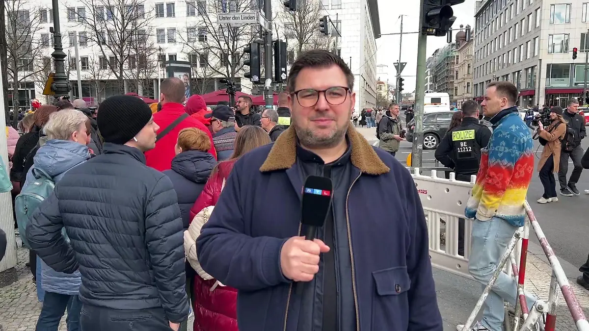 RTL-Reporter Dimitri Blinski an der russischen Botschaft in Berlin.