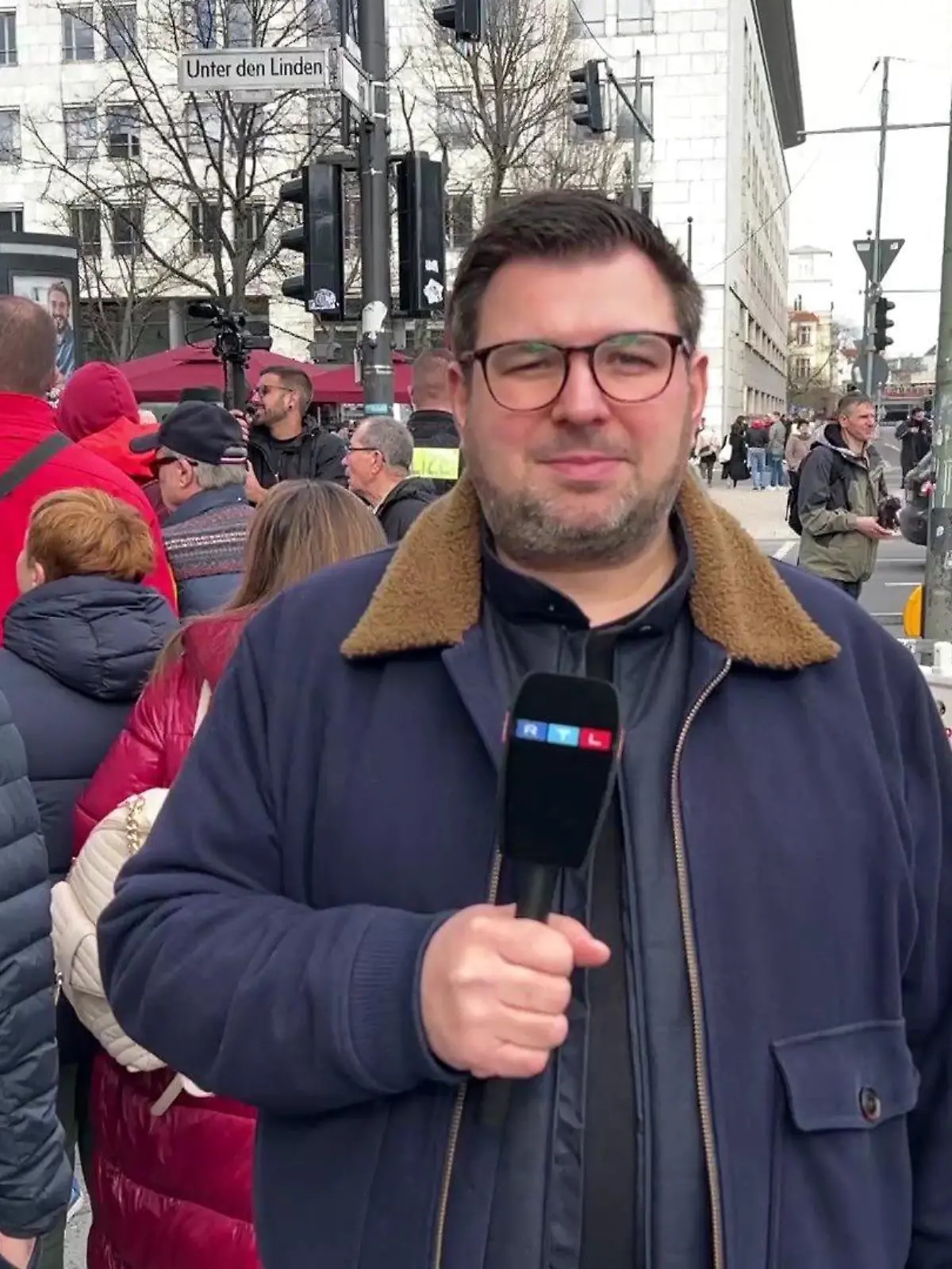 RTL-Reporter Dimitri Blinski an der russischen Botschaft in Berlin.