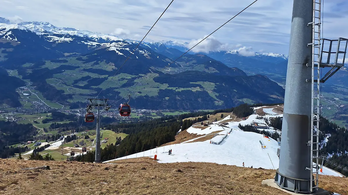 17.03.2024, Österreich, Hopfgarten: Blick auf den Unfallort. Eine deutsche Gleitschirmpilotin ist gegen die Gondel einer Seilbahn geprallt, abgestürzt und noch an der Unfallstelle verstorben. Foto: Zoom.Tirol/APA/dpa +++ dpa-Bildfunk +++