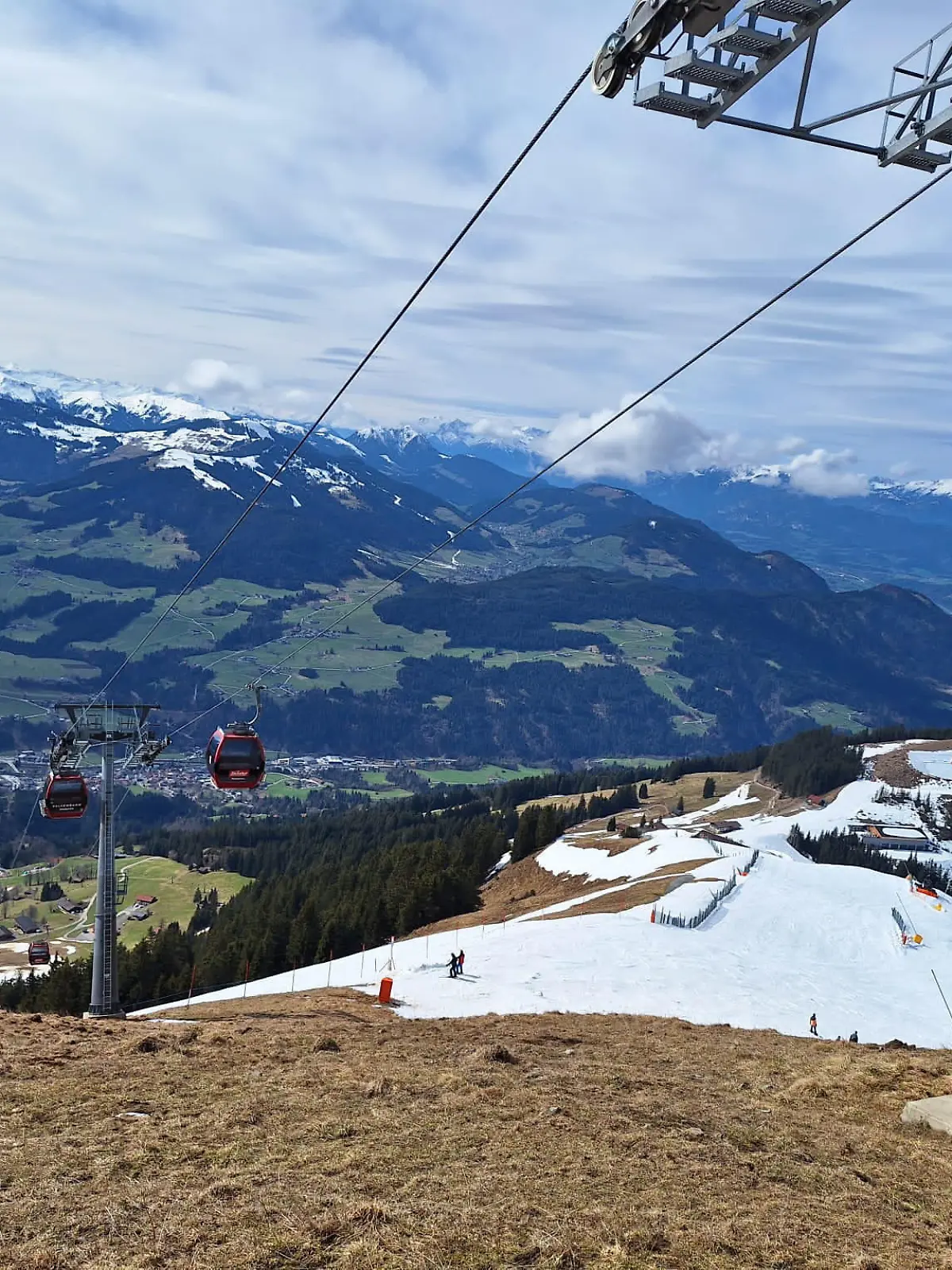 17.03.2024, Österreich, Hopfgarten: Blick auf den Unfallort. Eine deutsche Gleitschirmpilotin ist gegen die Gondel einer Seilbahn geprallt, abgestürzt und noch an der Unfallstelle verstorben. Foto: Zoom.Tirol/APA/dpa +++ dpa-Bildfunk +++