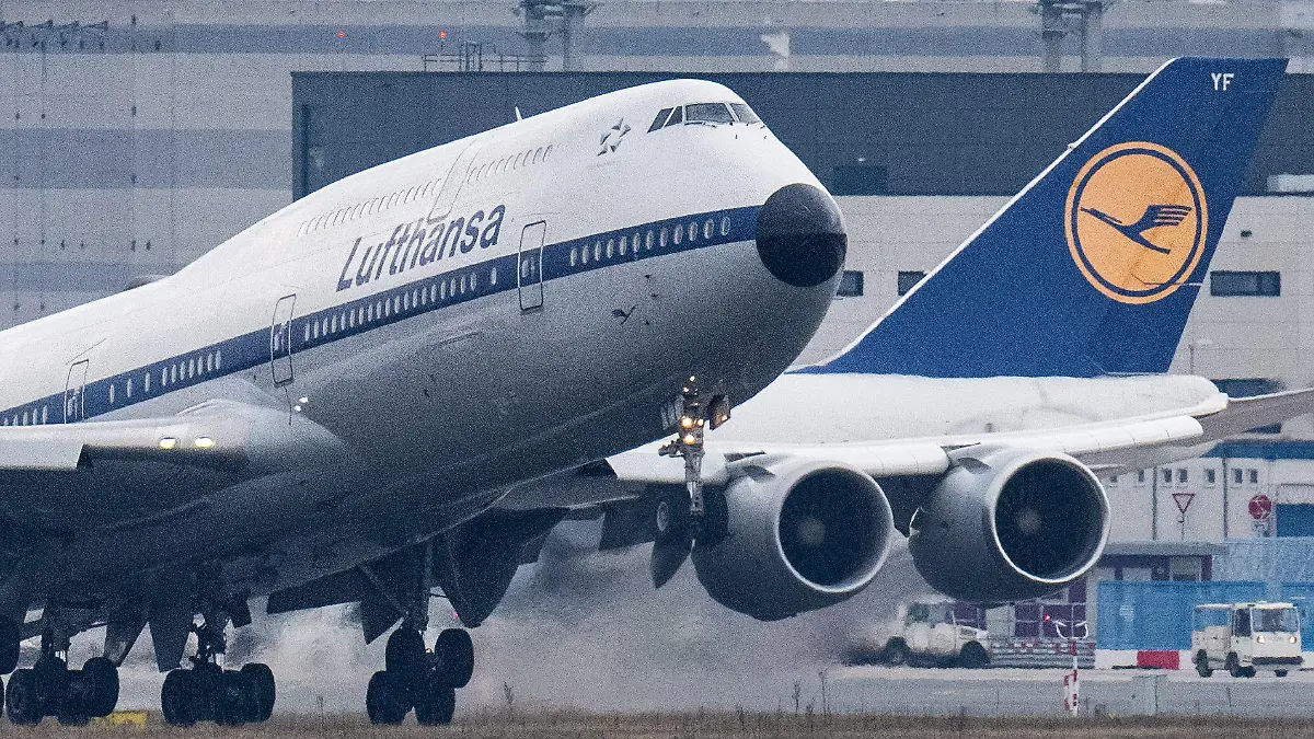 10.03.2024, Hessen, Frankfurt/Main: Eine Boeing 747 der Lufthansa startet vom Flughafen Frankfurt. Ab Dienstag hat die Kabinengewerkschaft Ufo die rund 19 000 Flugbegleiter der Lufthansa zum Streik aufgerufen. Es wird mit massiven Auswirkungen auf dem Flugverkehr in München und Frankfurt gerechnet. Foto: Boris Roessler/dpa +++ dpa-Bildfunk +++