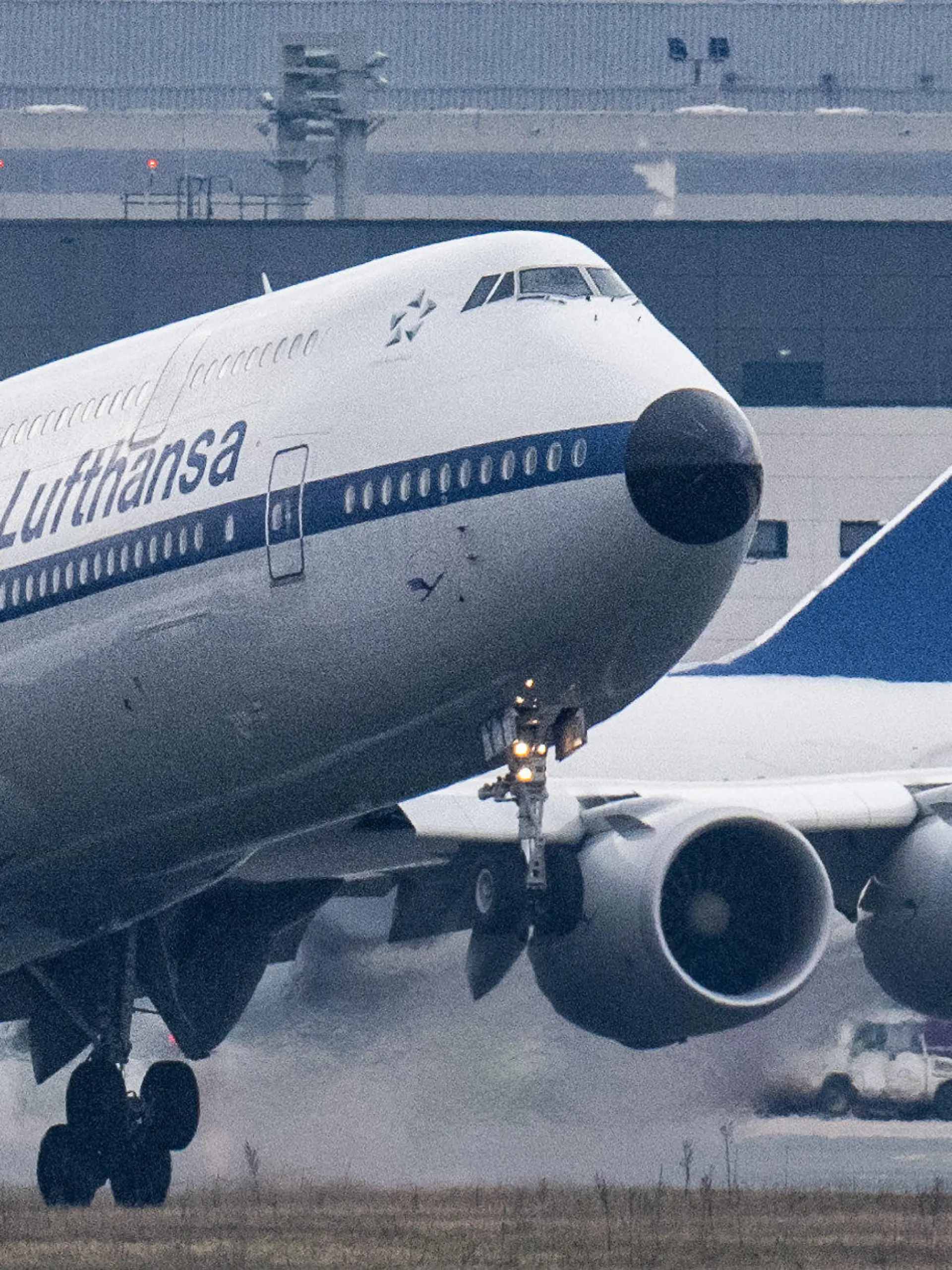 10.03.2024, Hessen, Frankfurt/Main: Eine Boeing 747 der Lufthansa startet vom Flughafen Frankfurt. Ab Dienstag hat die Kabinengewerkschaft Ufo die rund 19 000 Flugbegleiter der Lufthansa zum Streik aufgerufen. Es wird mit massiven Auswirkungen auf dem Flugverkehr in München und Frankfurt gerechnet. Foto: Boris Roessler/dpa +++ dpa-Bildfunk +++