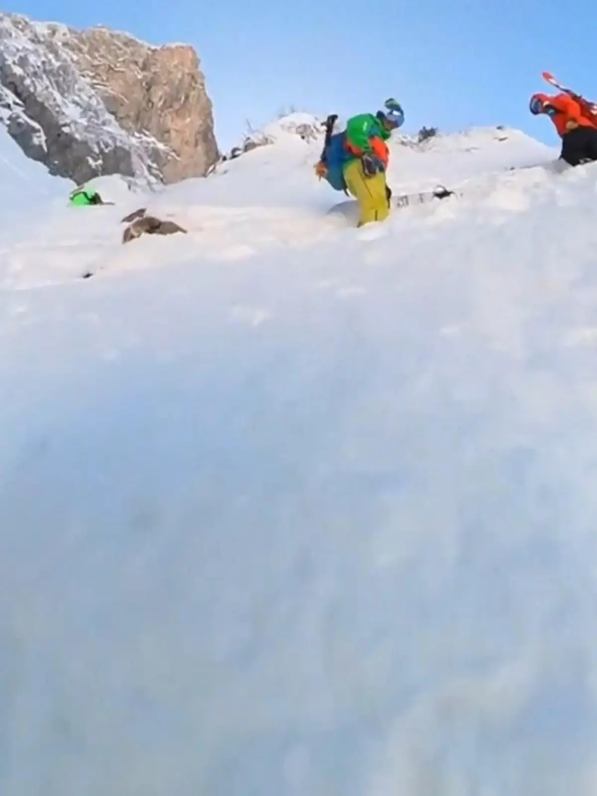 Spektakuläre Rettung vom Monte Mondolè!

Drei Extrembergsteiger geraten auf dem Berg nahe dem italienischen Piemont in Lebensgefahr. Die Aufnahmen der Rettung seht ihr im Video.