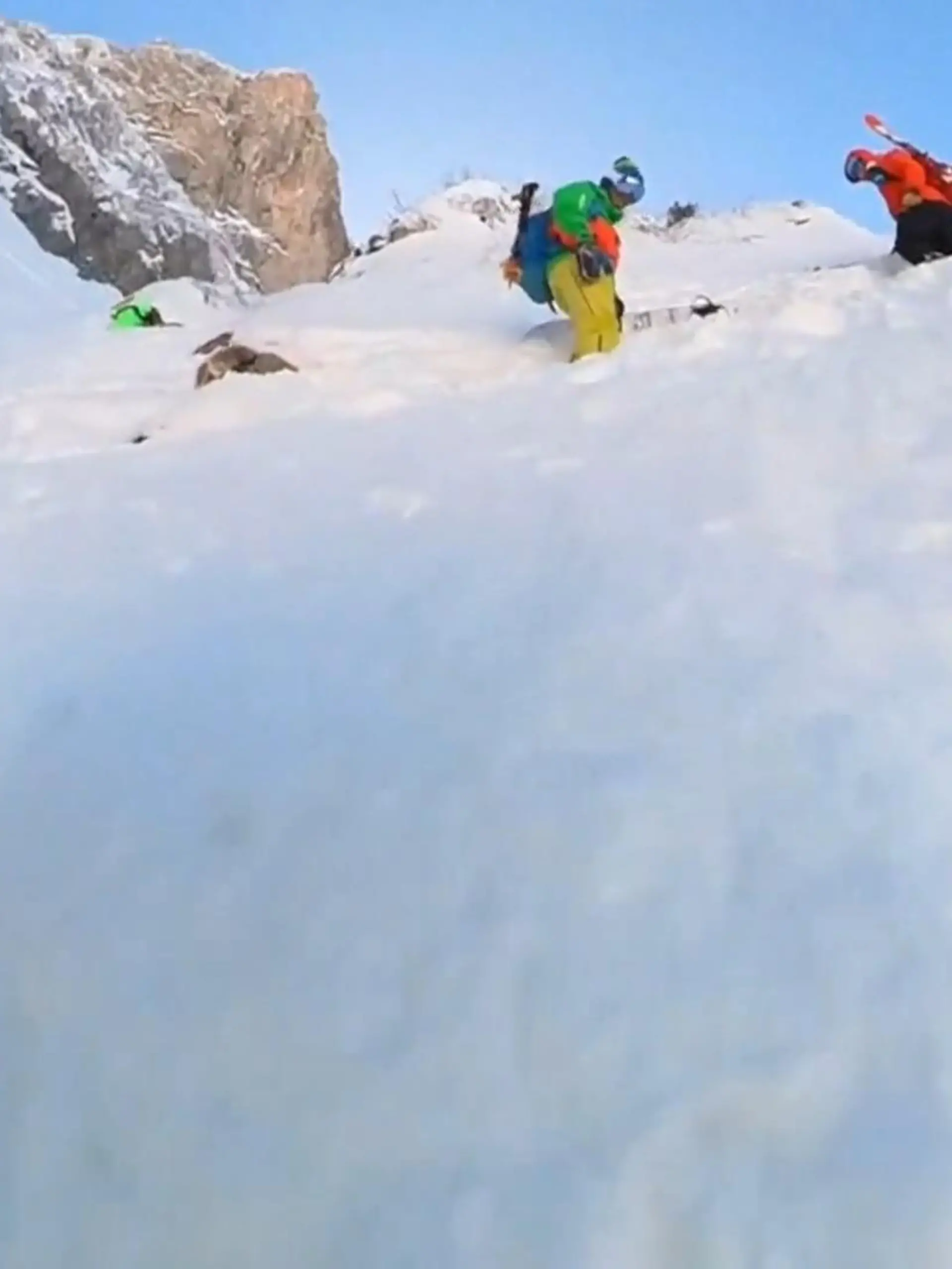Spektakuläre Rettung vom Monte Mondolè!

Drei Extrembergsteiger geraten auf dem Berg nahe dem italienischen Piemont in Lebensgefahr. Die Aufnahmen der Rettung seht ihr im Video.