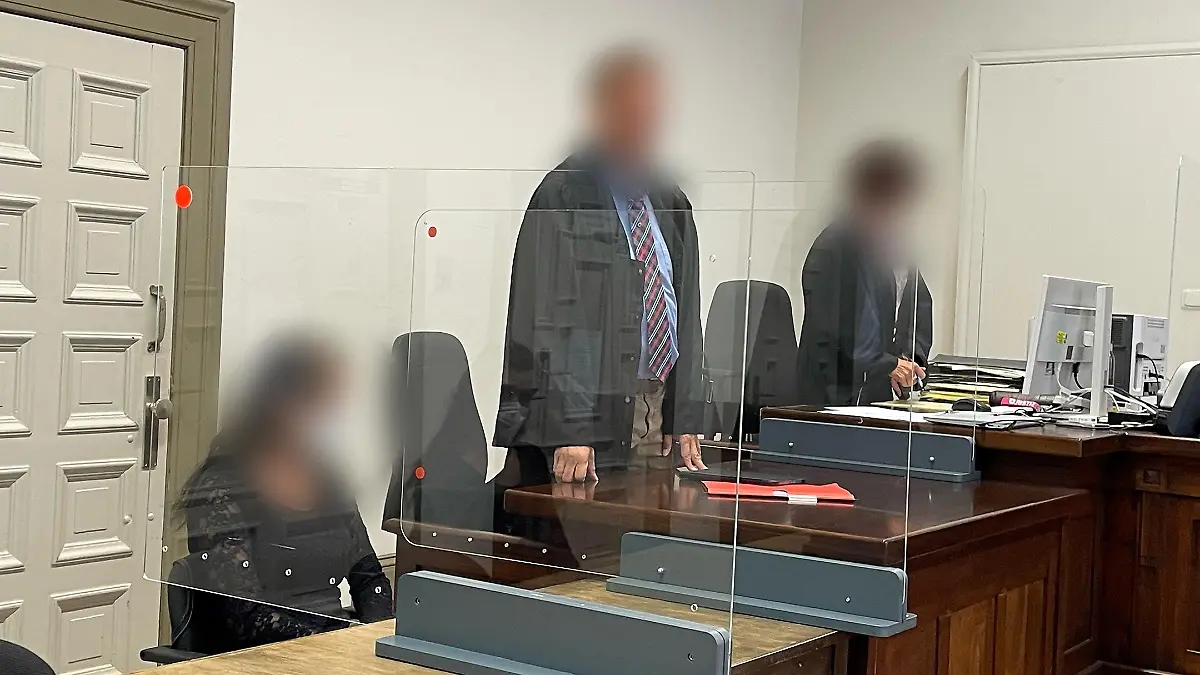 Eine 30-jährige Krankenschwester muss sich wegen mutmaßlichen Diebstahls vor Gericht verantworten.