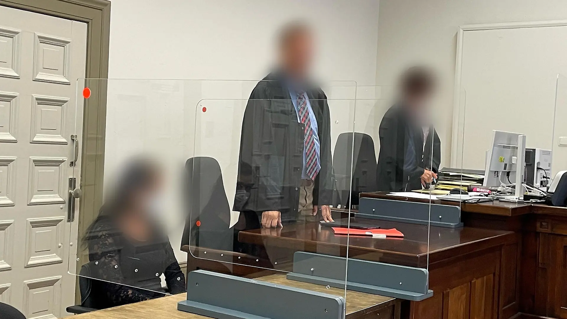 Eine 30-jährige Krankenschwester muss sich wegen mutmaßlichen Diebstahls vor Gericht verantworten.