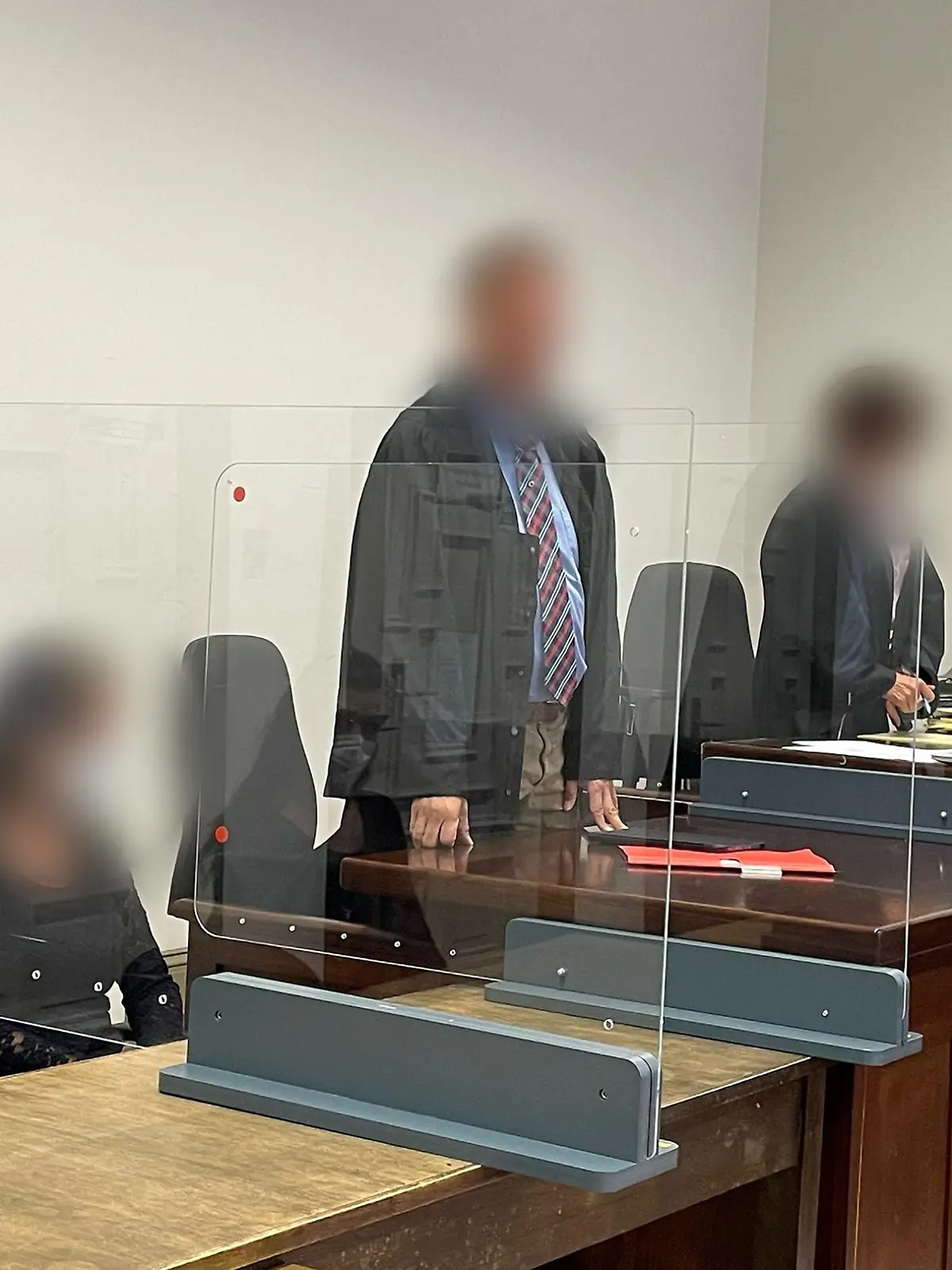 Eine 30-jährige Krankenschwester muss sich wegen mutmaßlichen Diebstahls vor Gericht verantworten.