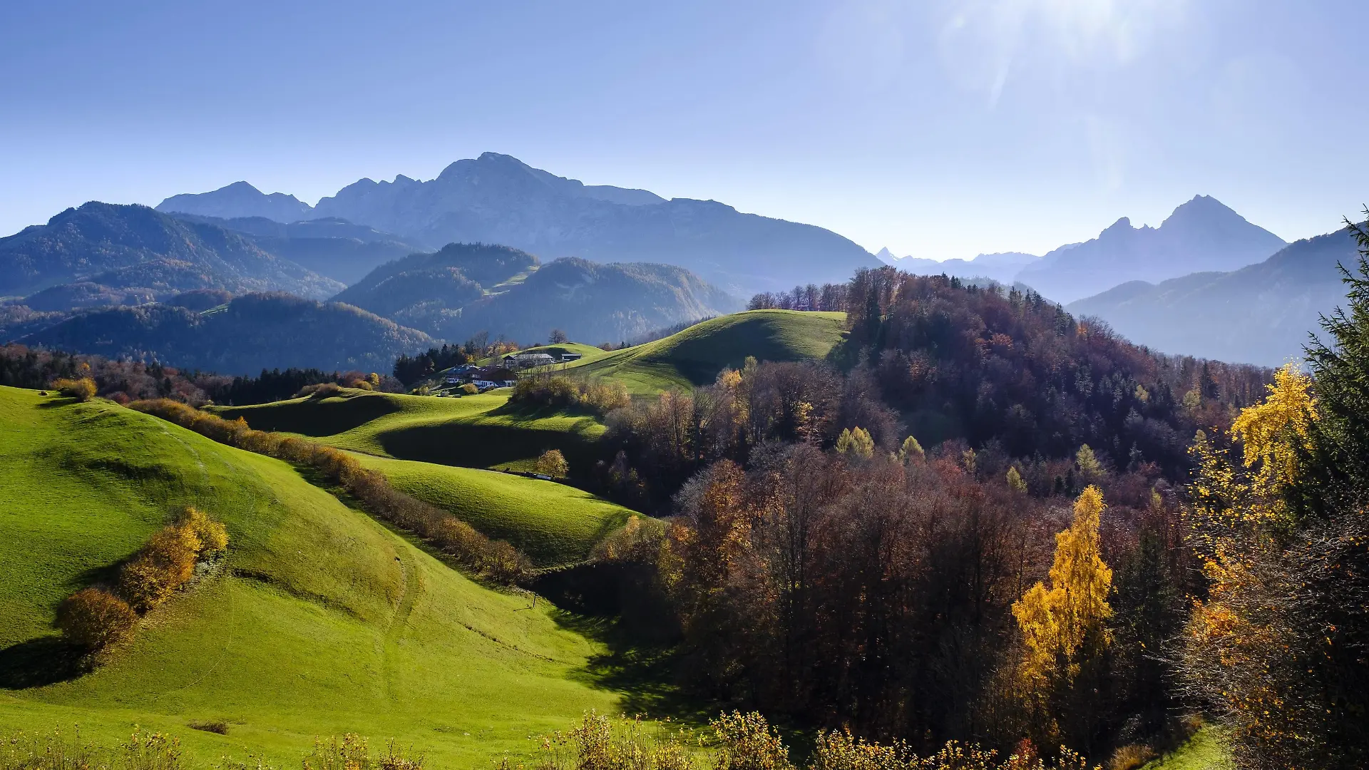 Berglandschaft im Herbst, links Hoher Göll, rechts Watzmann, Berchtesgadener Alpen, Nationalpark Berchtesgaden, Oberbayern, Bayern, Deutschland, Europa *** Mountain landscape in autumn left Hoher Göll right Watzmann Berchtesgadener Alps National Park Berchtesgaden Upper Bavaria Bavaria Germany Europe Copyright: imageBROKER/HerbertxBerger ibxheb04828075.jpg Bitte beachten Sie die gesetzlichen Bestimmungen des deutschen Urheberrechtes hinsichtlich der Namensnennung des Fotografen im direkten Umfeld der Veröffentlichung!