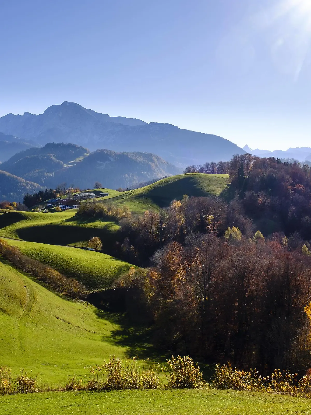  Berglandschaft im Herbst, links Hoher Göll, rechts Watzmann, Berchtesgadener Alpen, Nationalpark Berchtesgaden, Oberbayern, Bayern, Deutschland, Europa *** Mountain landscape in autumn left Hoher Göll right Watzmann Berchtesgadener Alps National Park Berchtesgaden Upper Bavaria Bavaria Germany Europe Copyright: imageBROKER/HerbertxBerger ibxheb04828075.jpg Bitte beachten Sie die gesetzlichen Bestimmungen des deutschen Urheberrechtes hinsichtlich der Namensnennung des Fotografen im direkten Umfeld der Veröffentlichung!
