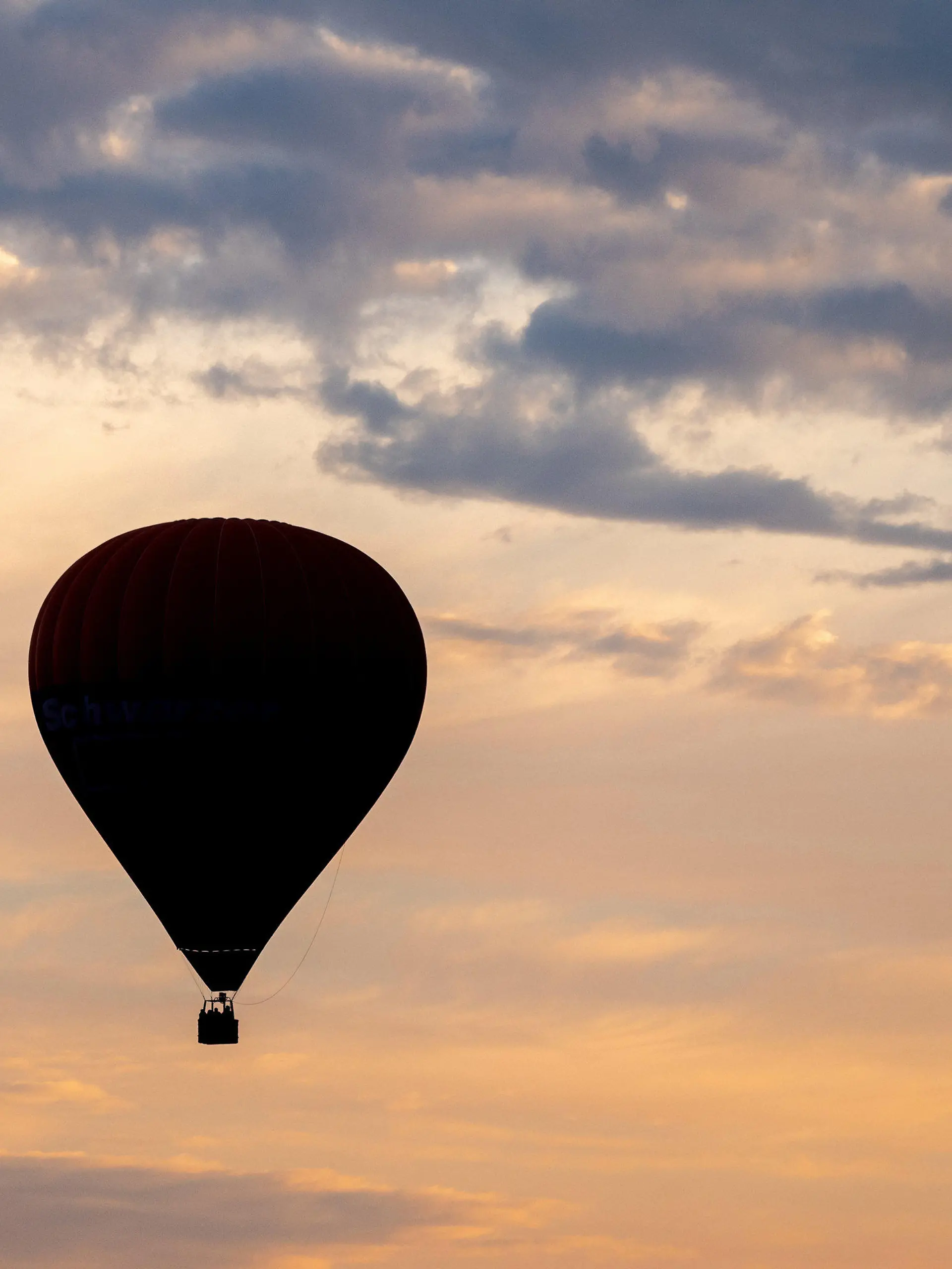 ARCHIV - 22.08.2023, Niedersachsen, Elsfleth: Ein Heißluftballon fährt am frühen Morgen vor dem leicht bewölkten Himmel über den Feldern und Wiesen in der Wesermarsch. -  Ein Teilnehmer einer Ballonfahrt ist in einem Vorort von Melbourne aus dem Korb in den Tod gestürzt. (zu dpa: «Mann stürzt in Australien aus Heißluftballon in den Tod») Foto: Hauke-Christian Dittrich/dpa +++ dpa-Bildfunk +++