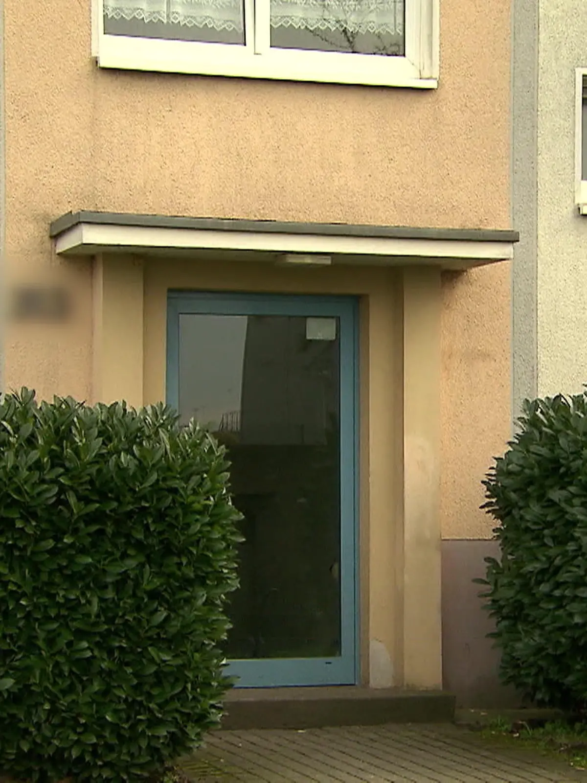 Eine Gruppe junger Männer (17 bis 22) soll zwei Jugendliche in den Keller eines Wohnhauses in Duisburg-Süd gelockt und schwer verletzt haben. Die beiden 14- und 15-Jährigen seien Opfer „massiver körperlicher Gewalt und erniedrigender Handlungen“ geworden, teilt die Polizei mit. Mehr dazu im Video.
