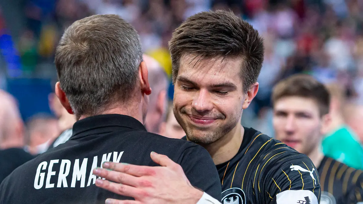 Alfred Gislason Germany , Head Coach Renars Uscins Germany , Nr. 23 L-R, Germany black against Austria red 3. Matchday of the 2024 IHF s Olympic Qualification Tournament 17.03.2024, ZAG Arena Hannover, GER, *** Alfred Gislason Germany , Head Coach Renars Uscins Germany , Nr 23 L R , Germany black against Austria red 3 Matchday of the 2024 IHF s Olympic Qualification Tournament 17 03 2024, ZAG Arena Hannover, GER , Copyright: xJanxGuentherx/xTSVxHannover-Burgdorfx