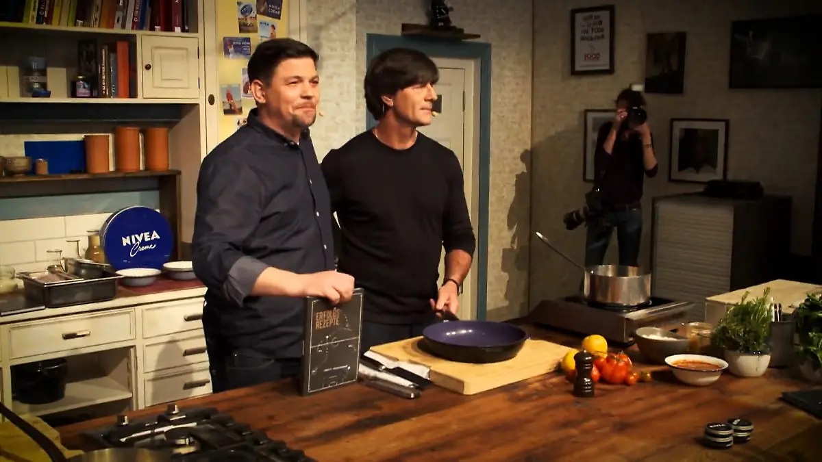 Jetzt muss Tim Mälzer gegen Nationalelf-Koch ran Jogi Löw wählte jemand anderen