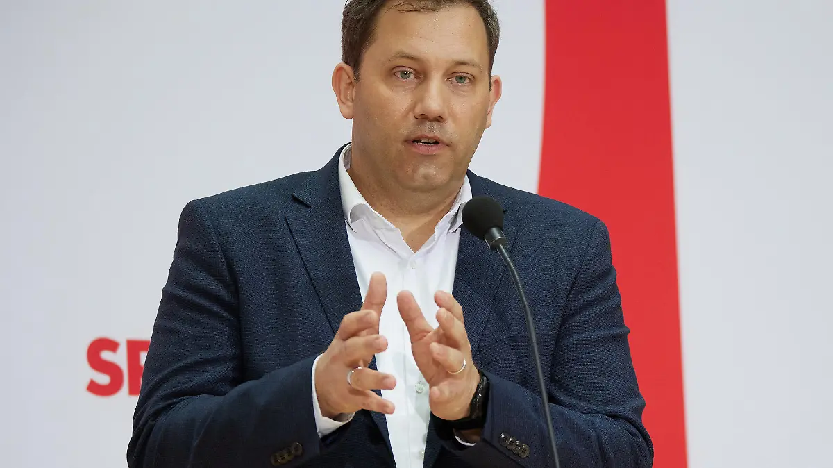 16.03.2024, Berlin: Lars Klingbeil (SPD), Bundesvorsitzender, gibt ein Statement nach einer Klausurtagung des SPD-Parteivorstandes im Willy-Brandt-Haus. (zu dpa: «SPD-Chef nach Kritik an Mützenich: Wir rücken nicht von Ukraine ab») Foto: Jörg Carstensen/dpa +++ dpa-Bildfunk +++