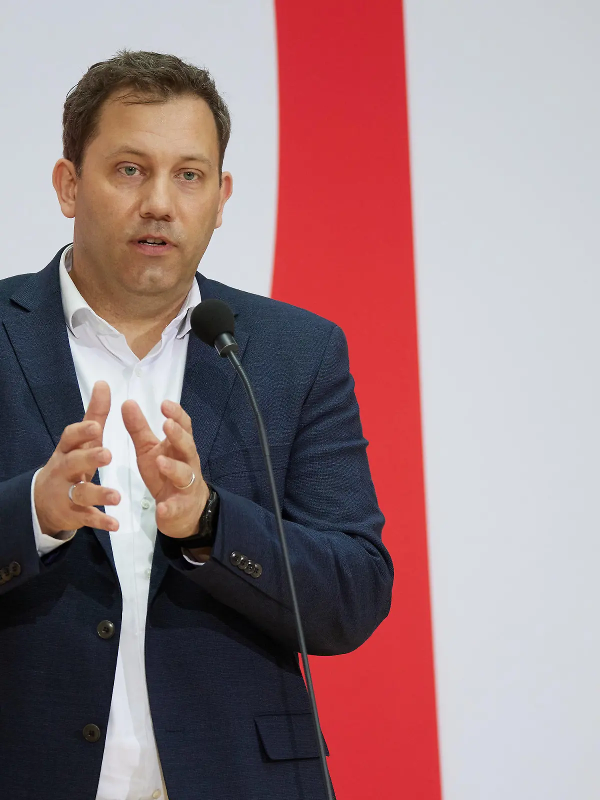 16.03.2024, Berlin: Lars Klingbeil (SPD), Bundesvorsitzender, gibt ein Statement nach einer Klausurtagung des SPD-Parteivorstandes im Willy-Brandt-Haus. (zu dpa: «SPD-Chef nach Kritik an Mützenich: Wir rücken nicht von Ukraine ab») Foto: Jörg Carstensen/dpa +++ dpa-Bildfunk +++
