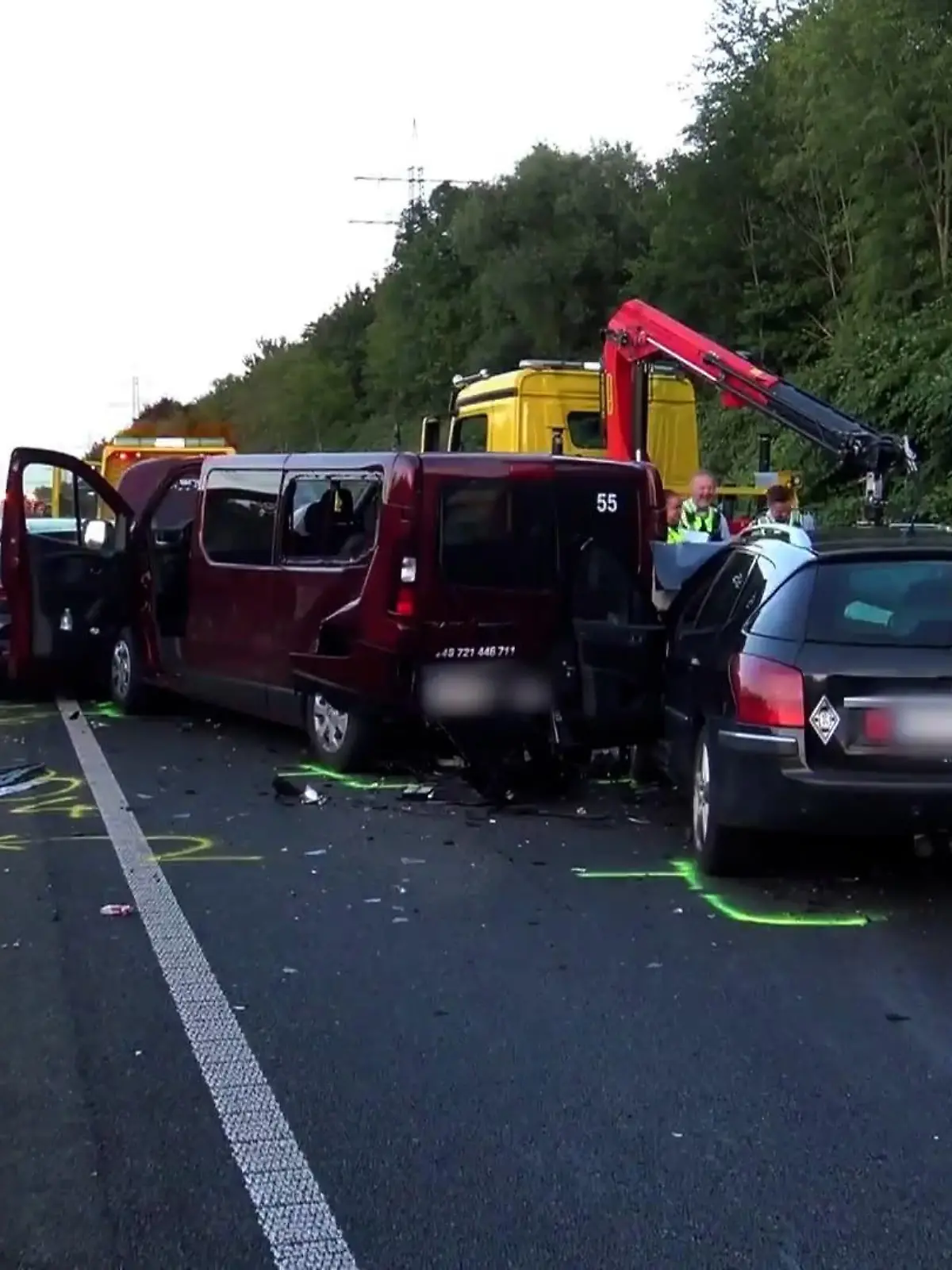 Autos sind ineinandergeschoben, überall liegen Glassplitter, die Lage ist unübersichtlich – am Mittwochabend (26. Juli) haben Polizei und Rettungskräfte auf A1 bei Schwerte (Kreis Unna) nach einem Massencrash alle Hände voll zu tun. Aber was ist eigentlich passiert?
